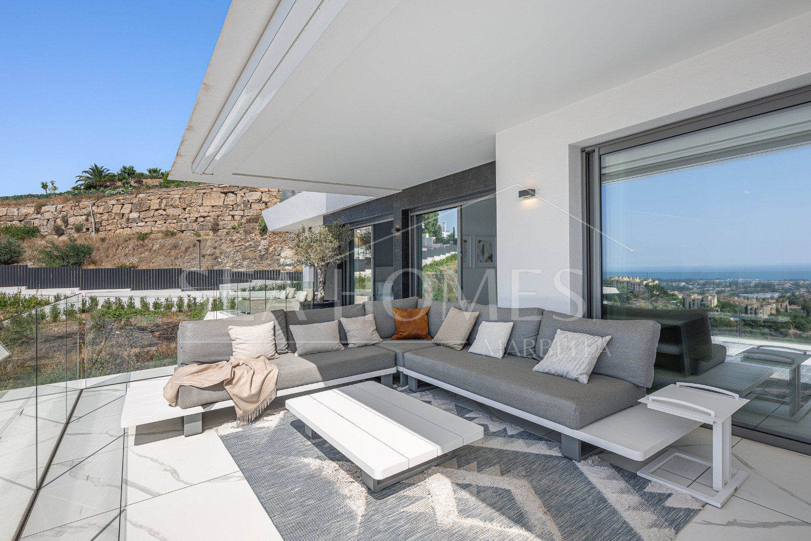 Stunning corner middle floor apartment with panoramic golf & sea views