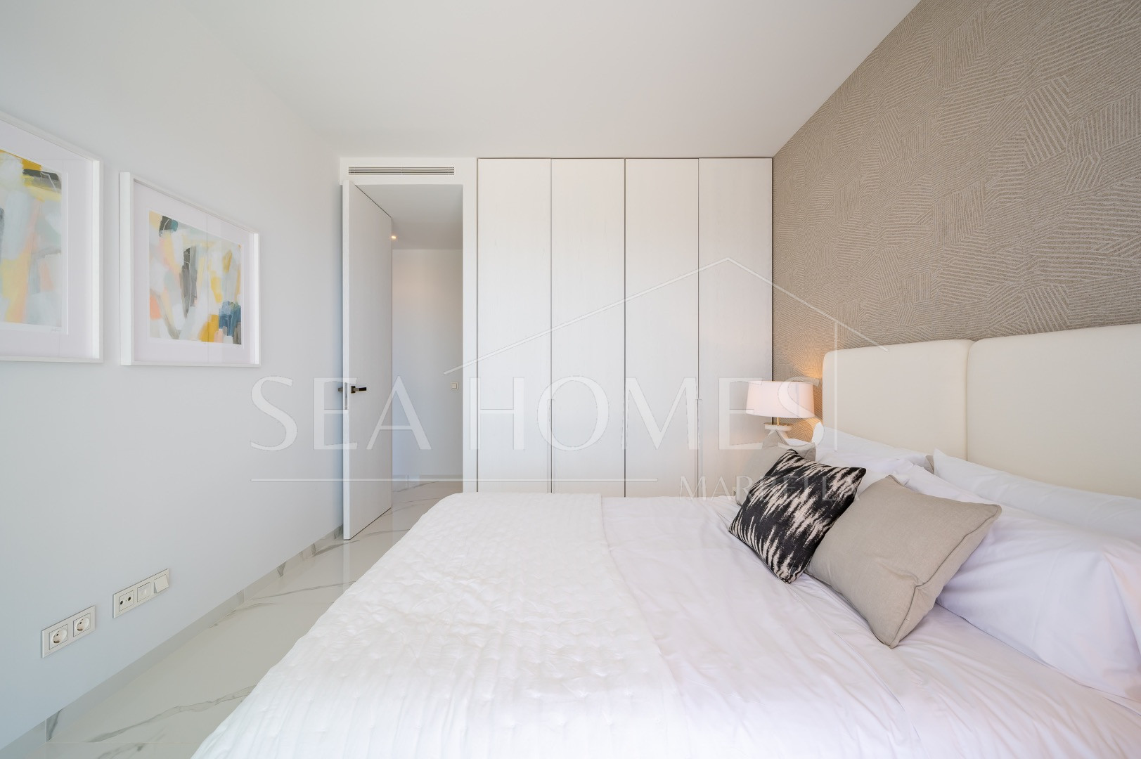 Stunning corner middle floor apartment with panoramic golf & sea views