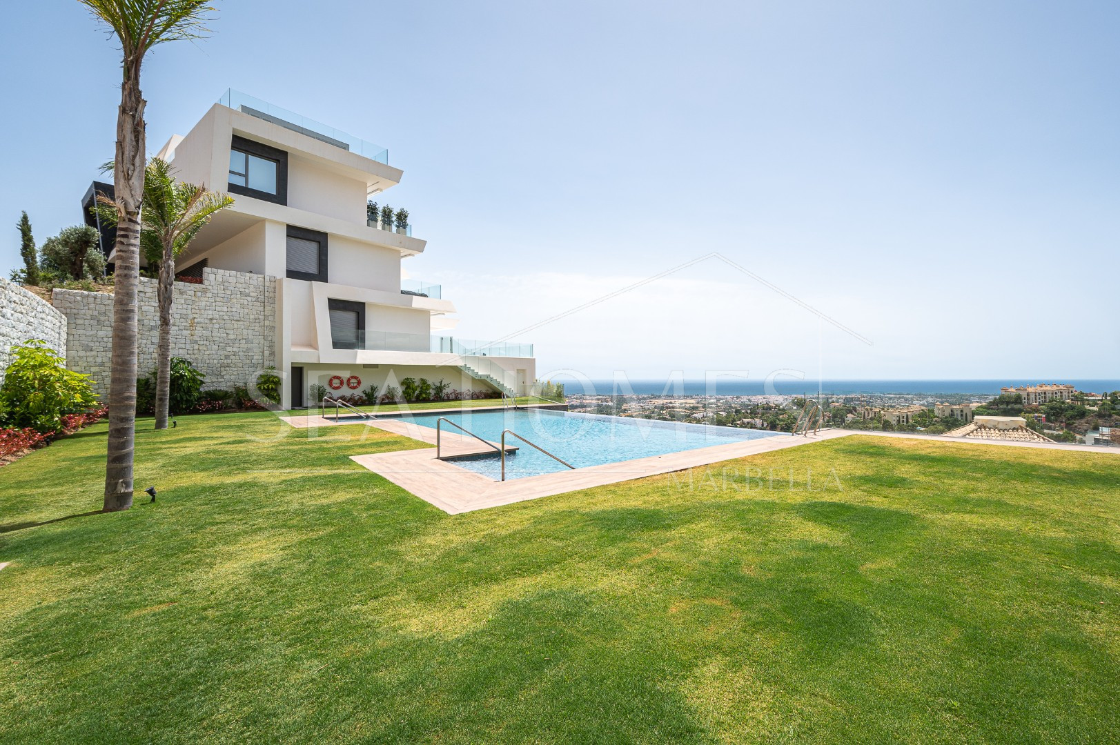 Stunning corner middle floor apartment with panoramic golf & sea views