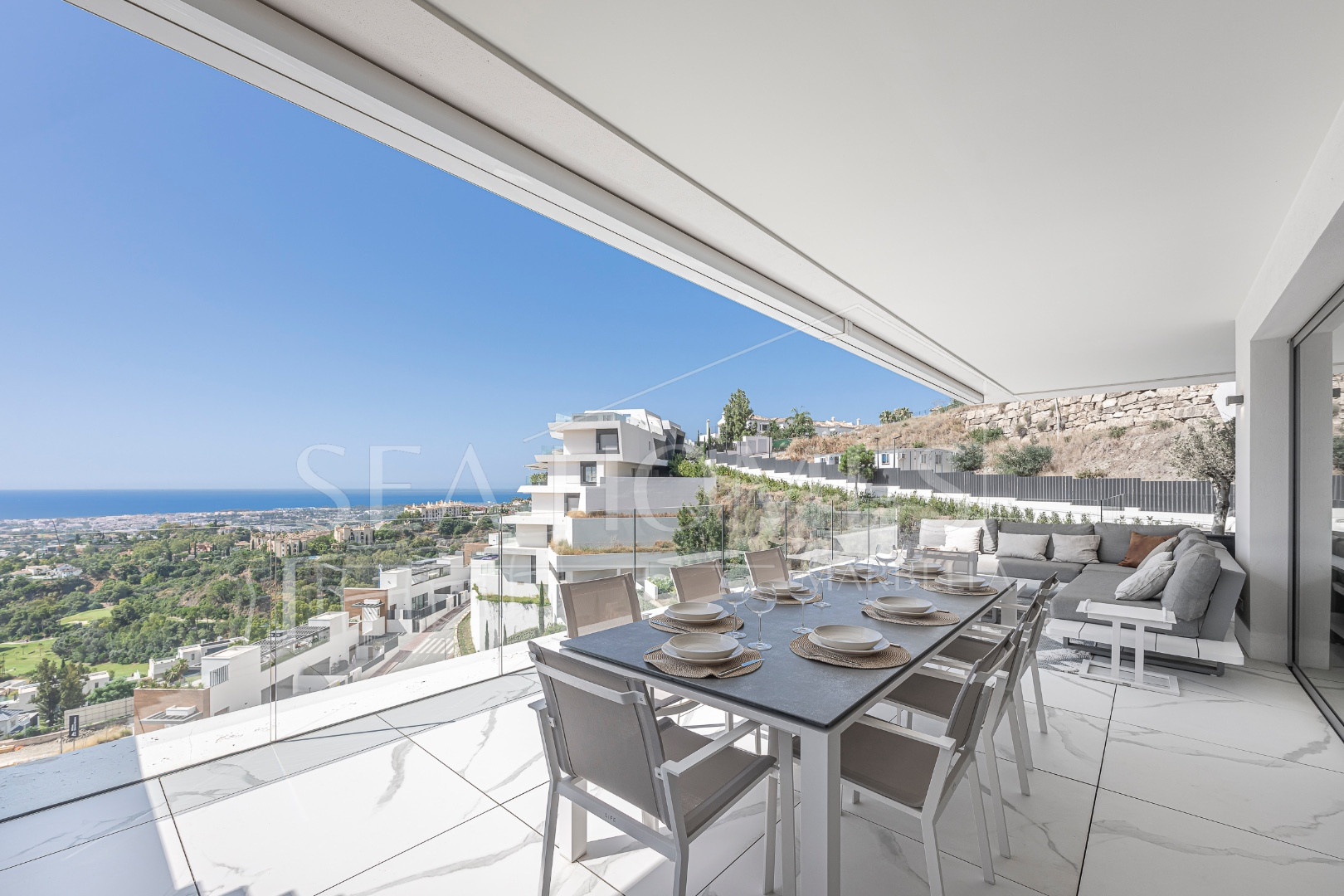 Stunning corner middle floor apartment with panoramic golf & sea views