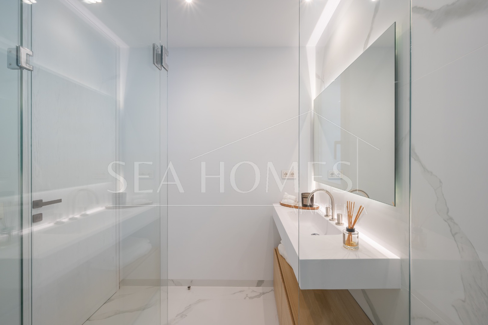 Stunning corner middle floor apartment with panoramic golf & sea views