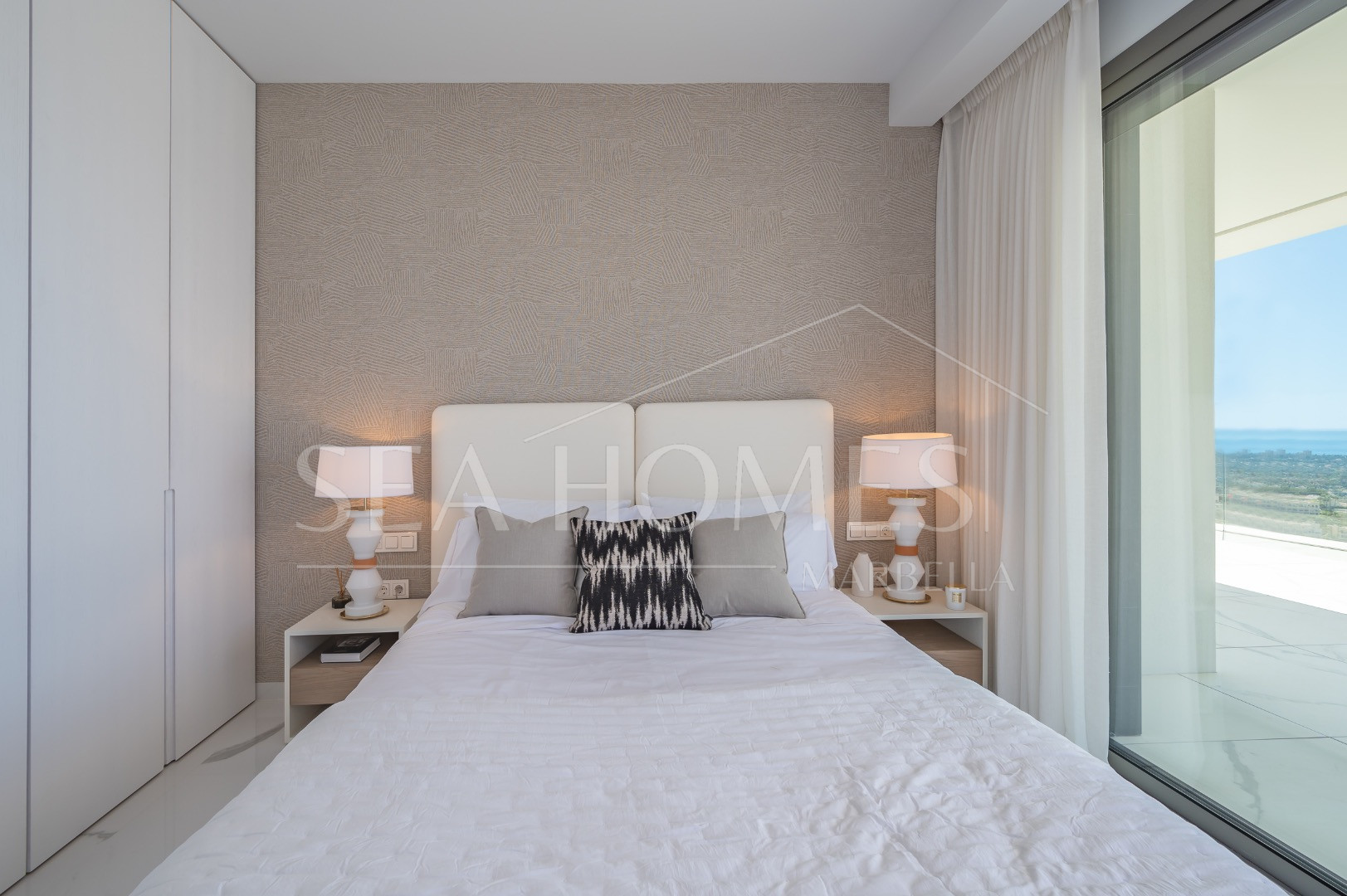 Stunning corner middle floor apartment with panoramic golf & sea views