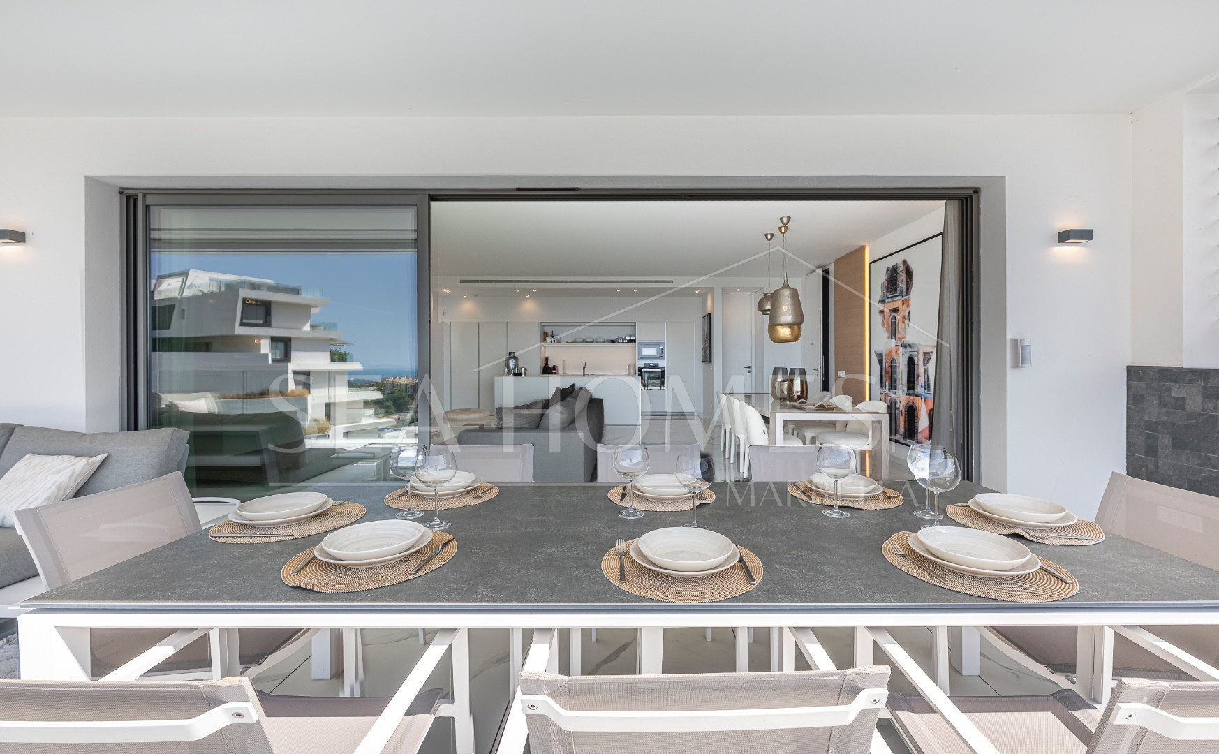 Stunning corner middle floor apartment with panoramic golf & sea views