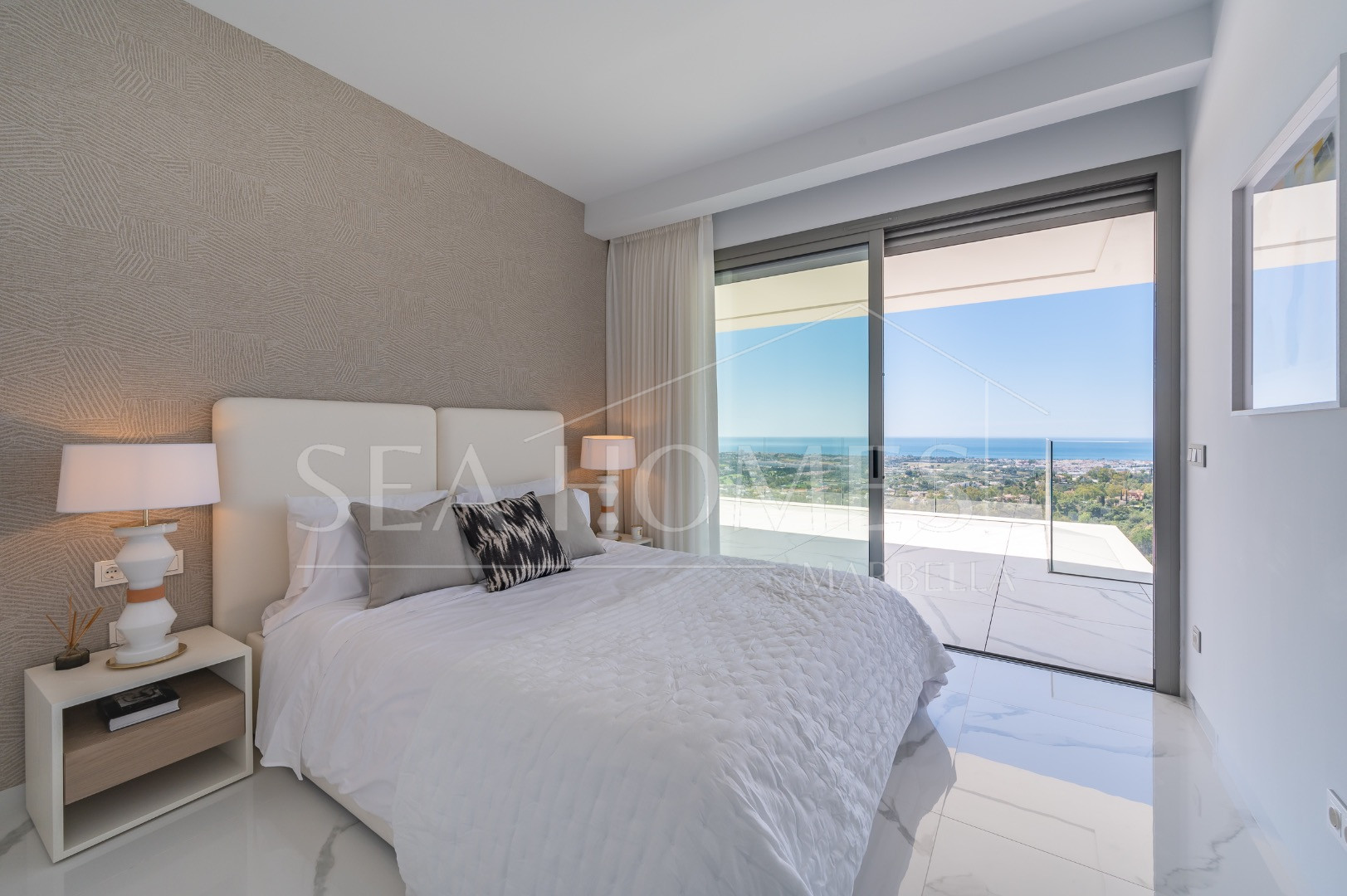 Stunning corner middle floor apartment with panoramic golf & sea views