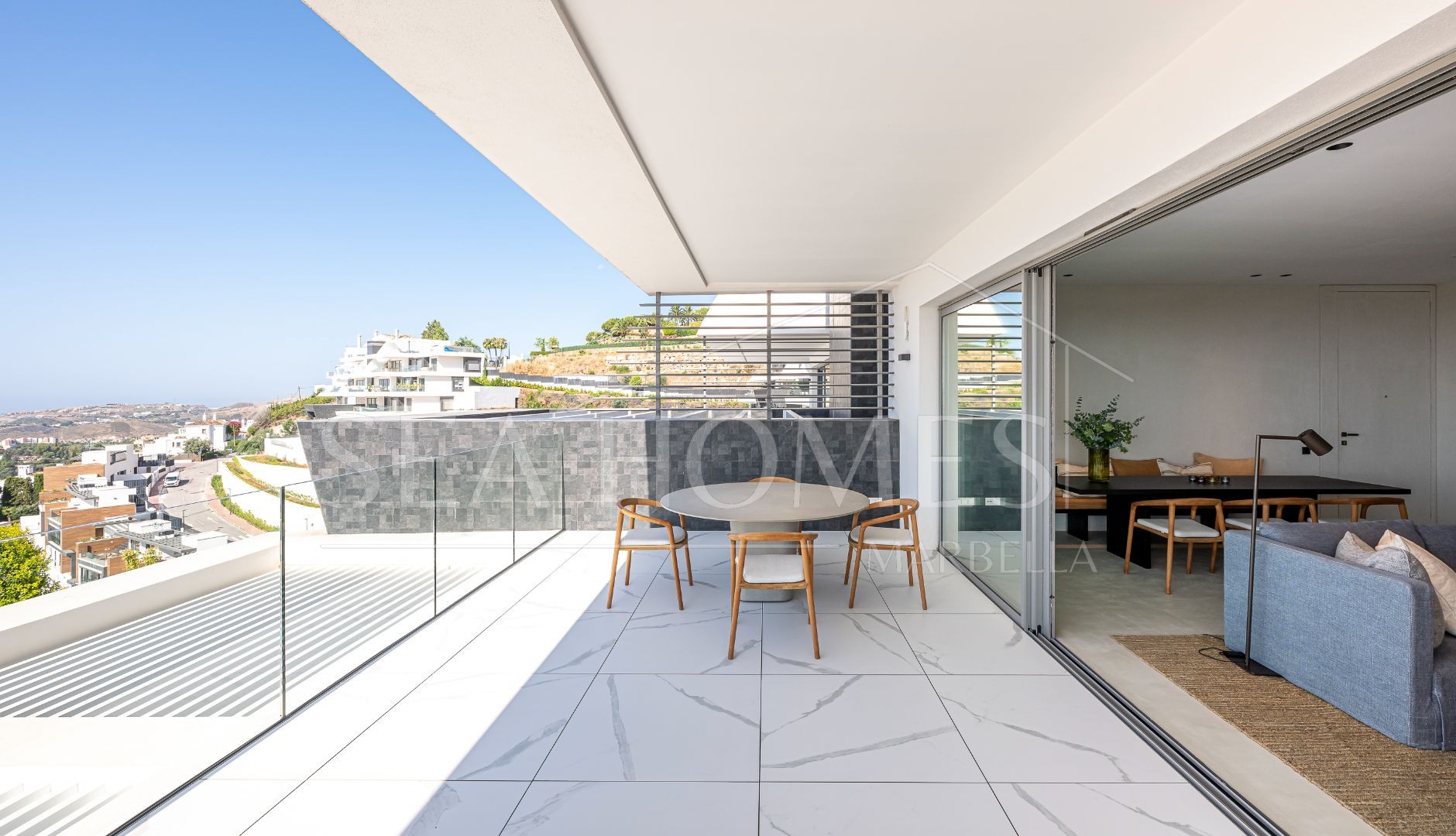 Stunning corner middle floor apartment with panoramic golf & sea views