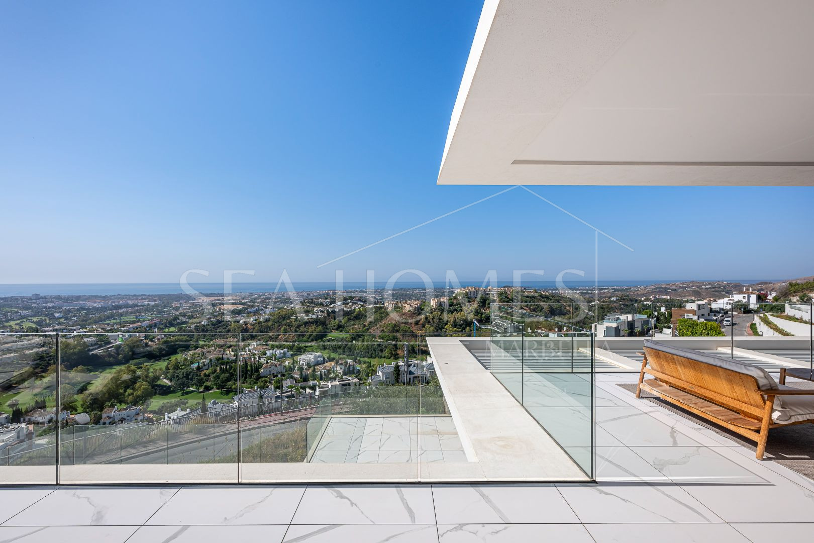 Stunning corner middle floor apartment with panoramic golf & sea views