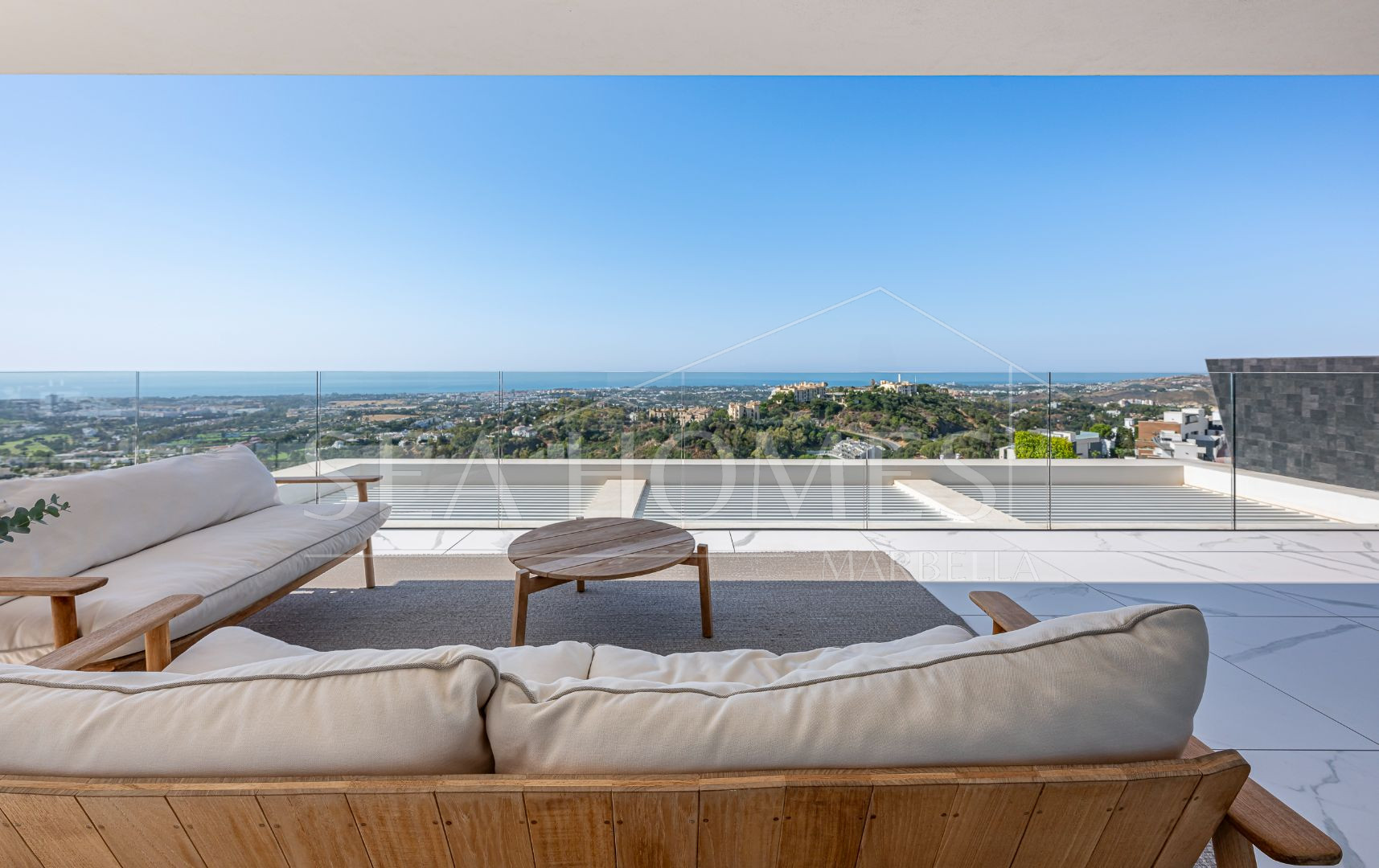 Stunning corner middle floor apartment with panoramic golf & sea views