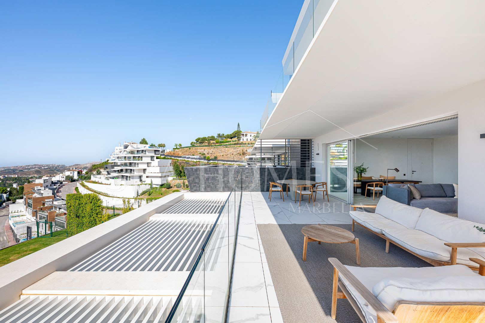 Stunning corner middle floor apartment with panoramic golf & sea views