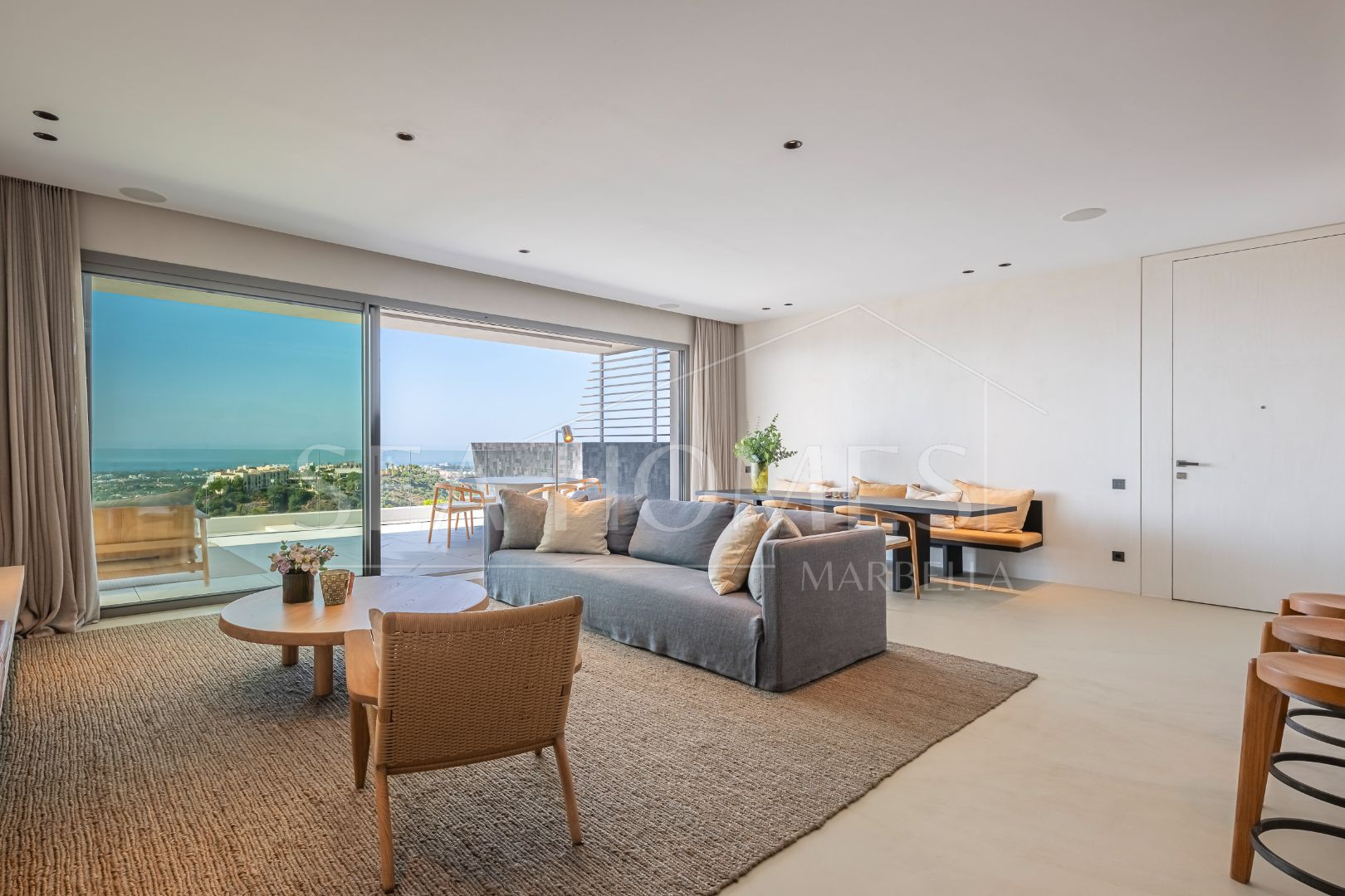 Stunning corner middle floor apartment with panoramic golf & sea views