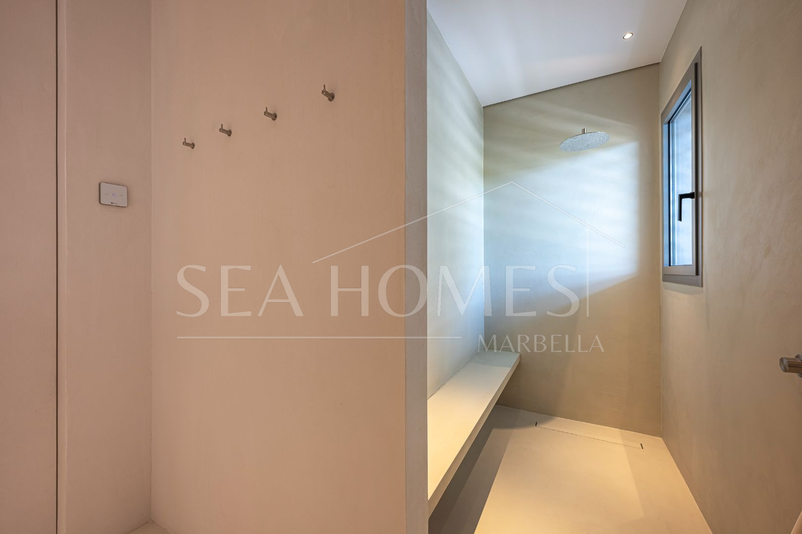 Stunning corner middle floor apartment with panoramic golf & sea views