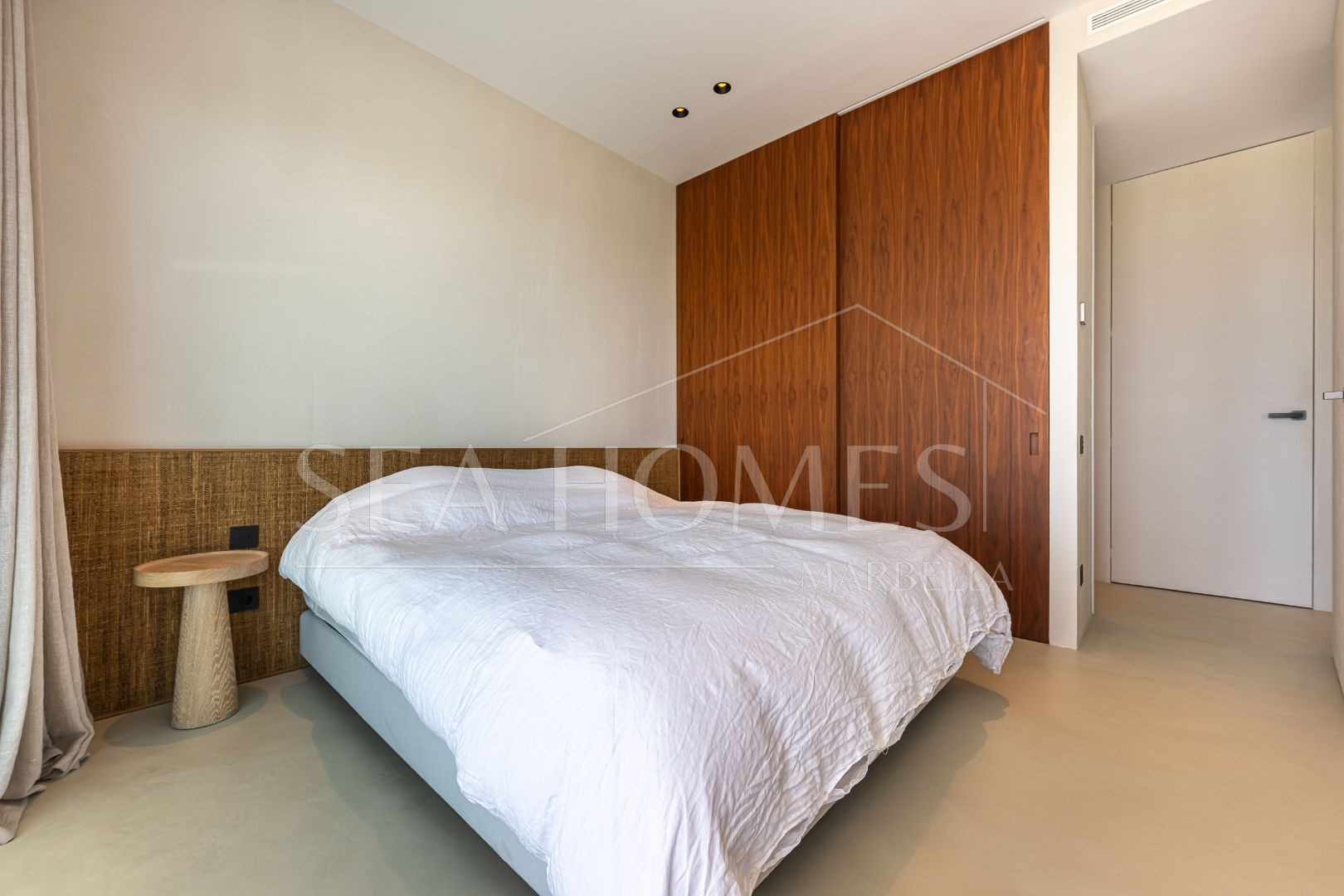 Stunning corner middle floor apartment with panoramic golf & sea views