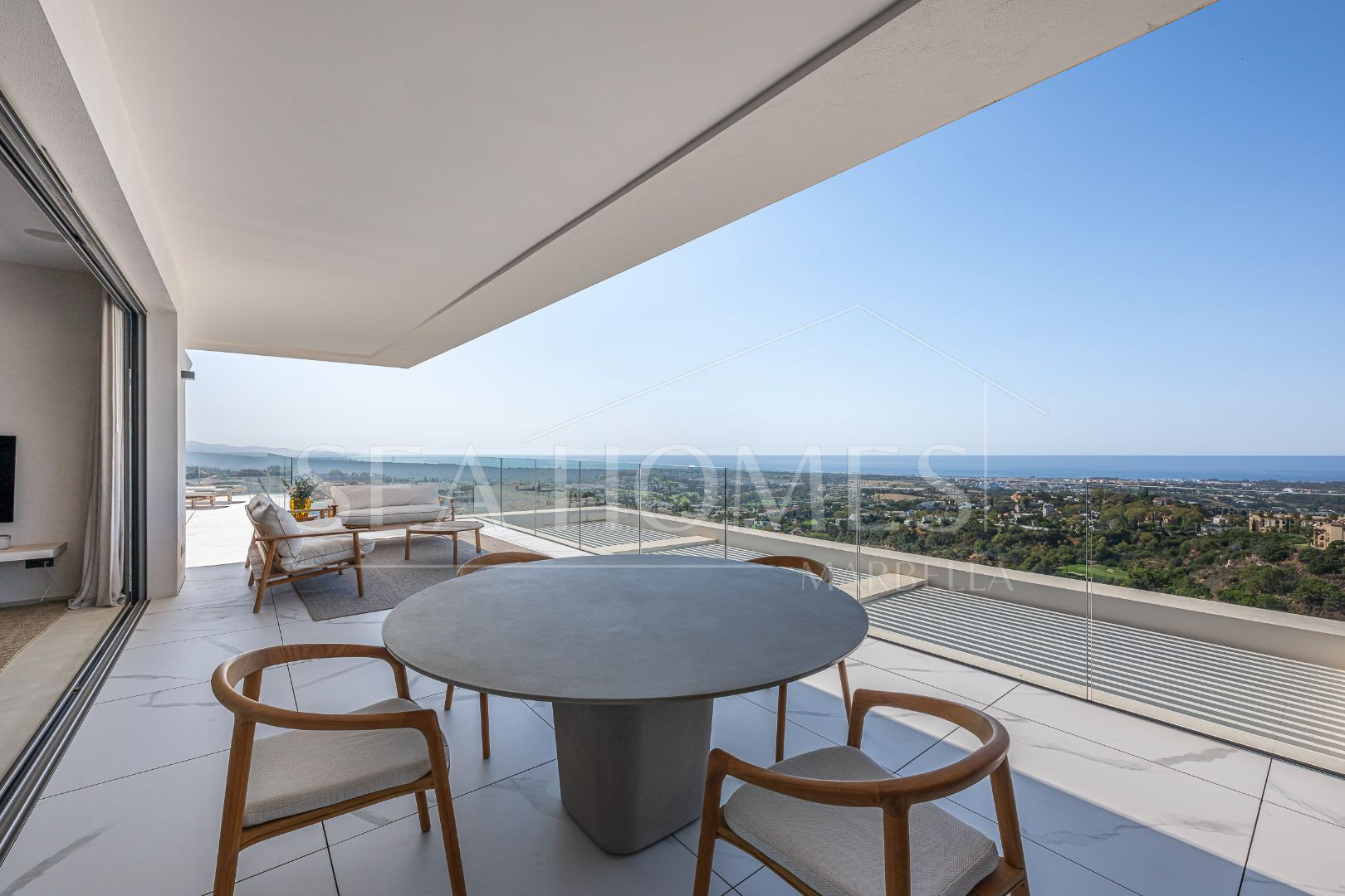 Stunning corner middle floor apartment with panoramic golf & sea views