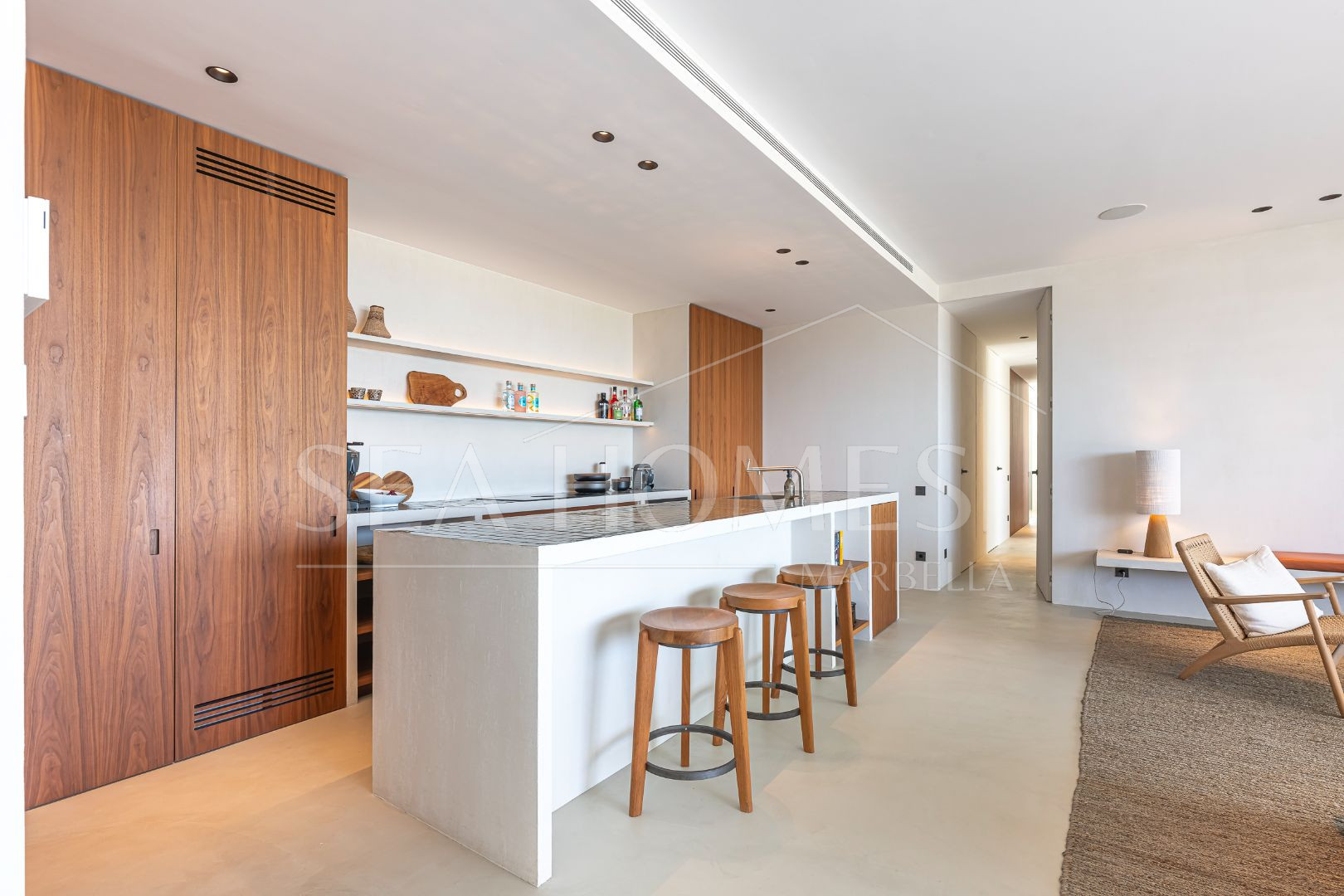 Stunning corner middle floor apartment with panoramic golf & sea views