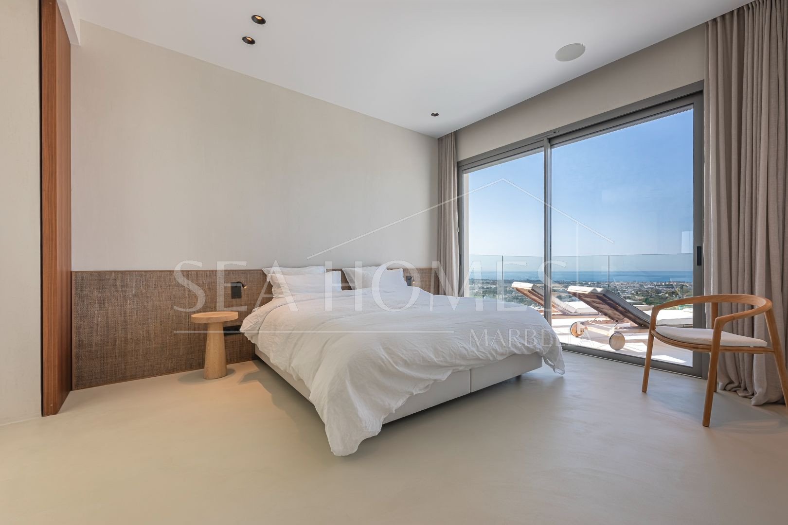Stunning corner middle floor apartment with panoramic golf & sea views