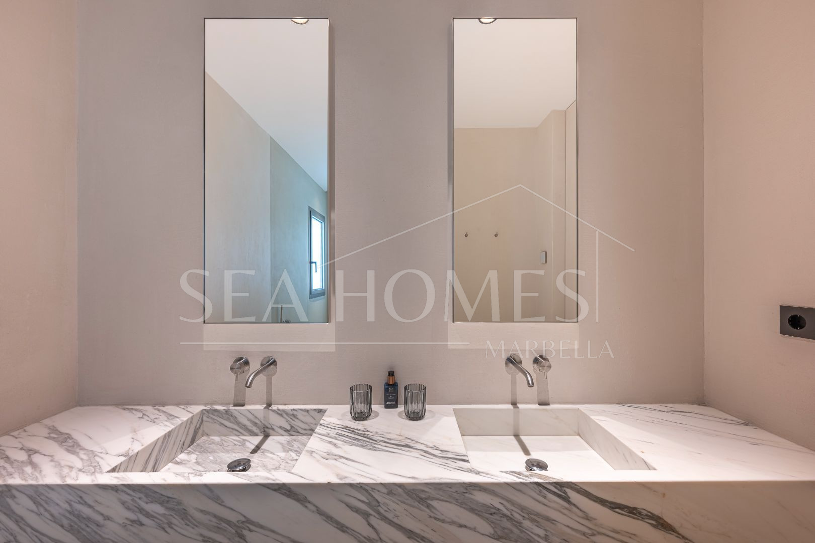 Stunning corner middle floor apartment with panoramic golf & sea views
