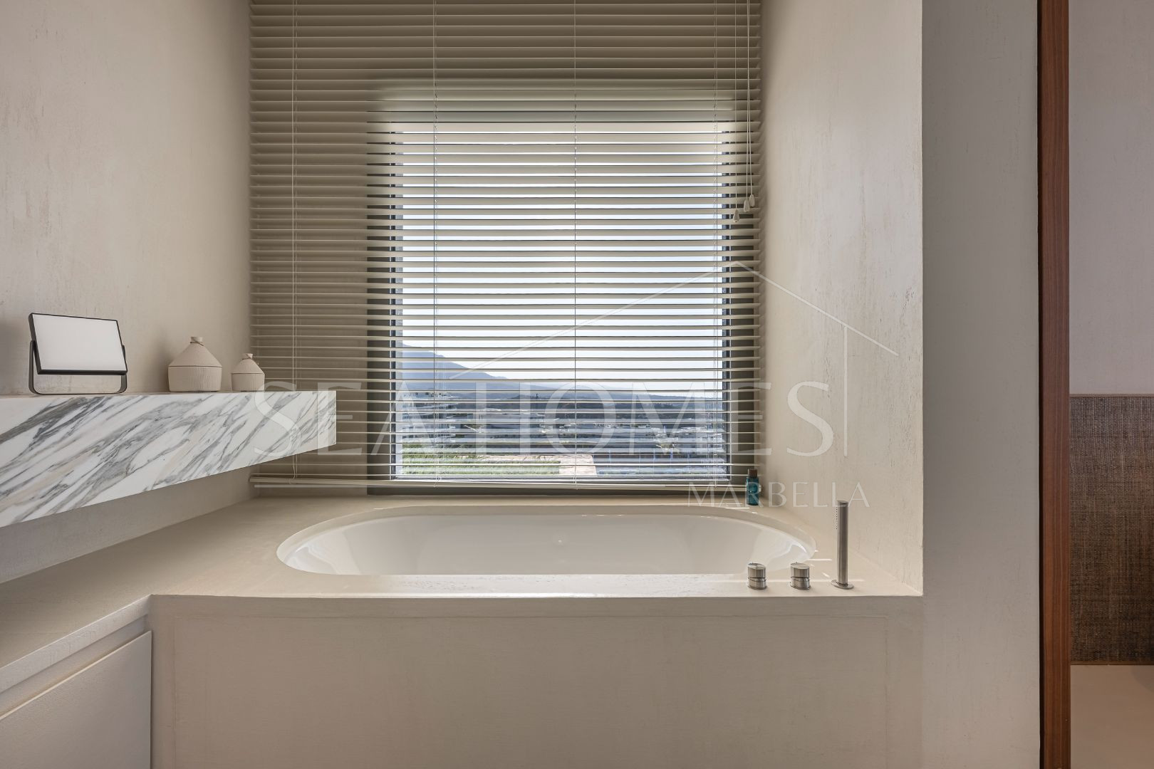 Stunning corner middle floor apartment with panoramic golf & sea views