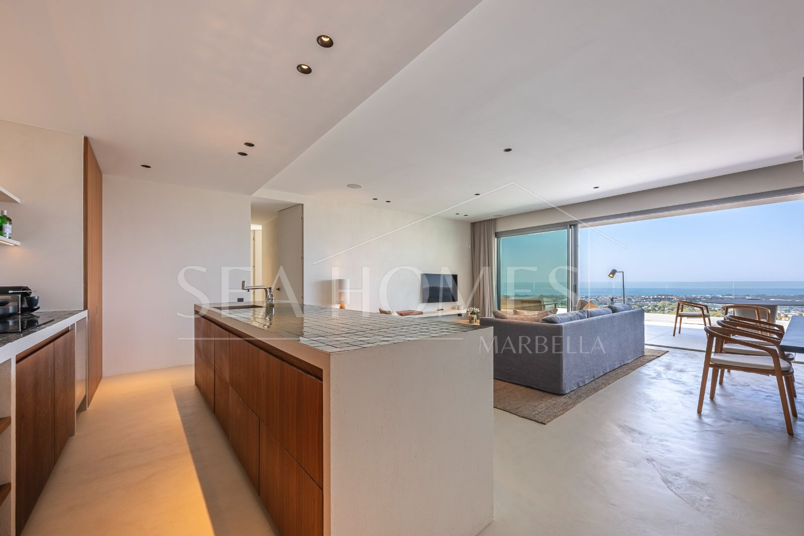 Stunning corner middle floor apartment with panoramic golf & sea views