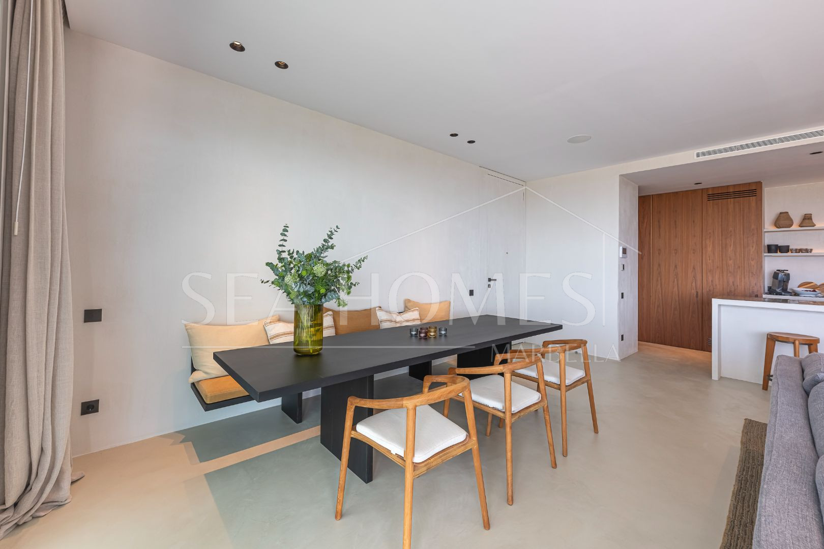 Stunning corner middle floor apartment with panoramic golf & sea views