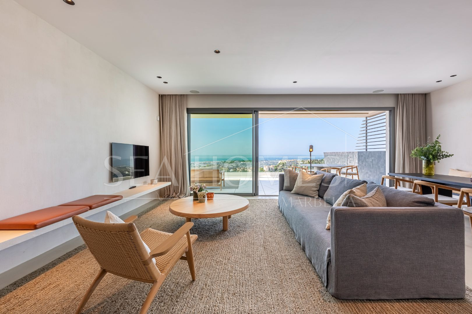 Stunning corner middle floor apartment with panoramic golf & sea views