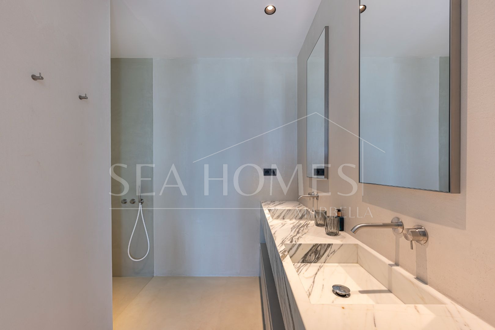 Stunning corner middle floor apartment with panoramic golf & sea views