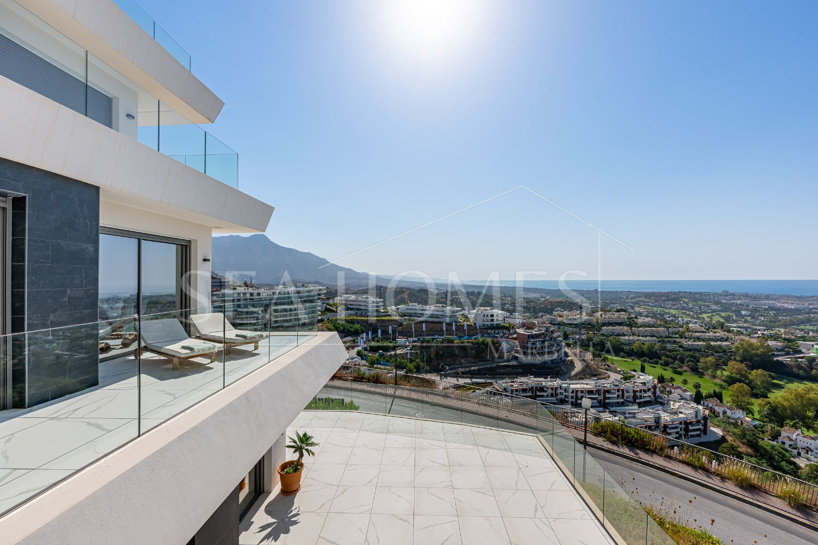 Stunning corner middle floor apartment with panoramic golf & sea views