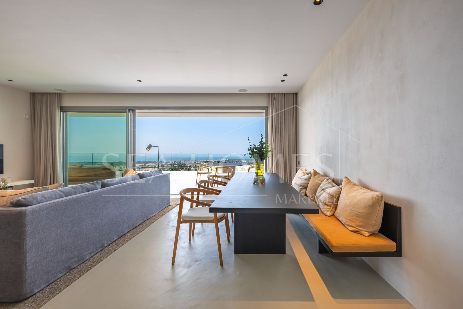 Stunning corner middle floor apartment with panoramic golf & sea views