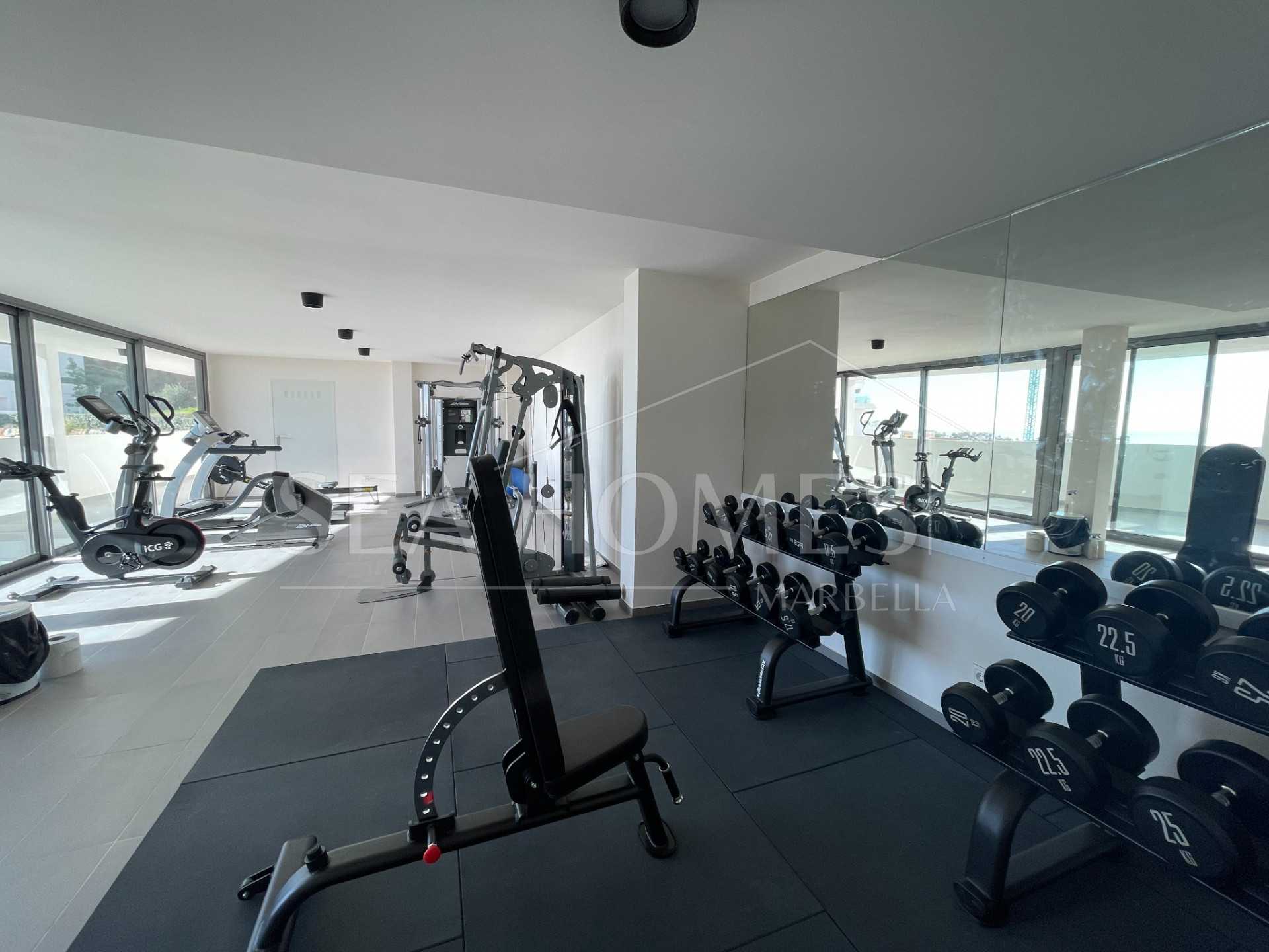Stunning corner middle floor apartment with panoramic golf & sea views