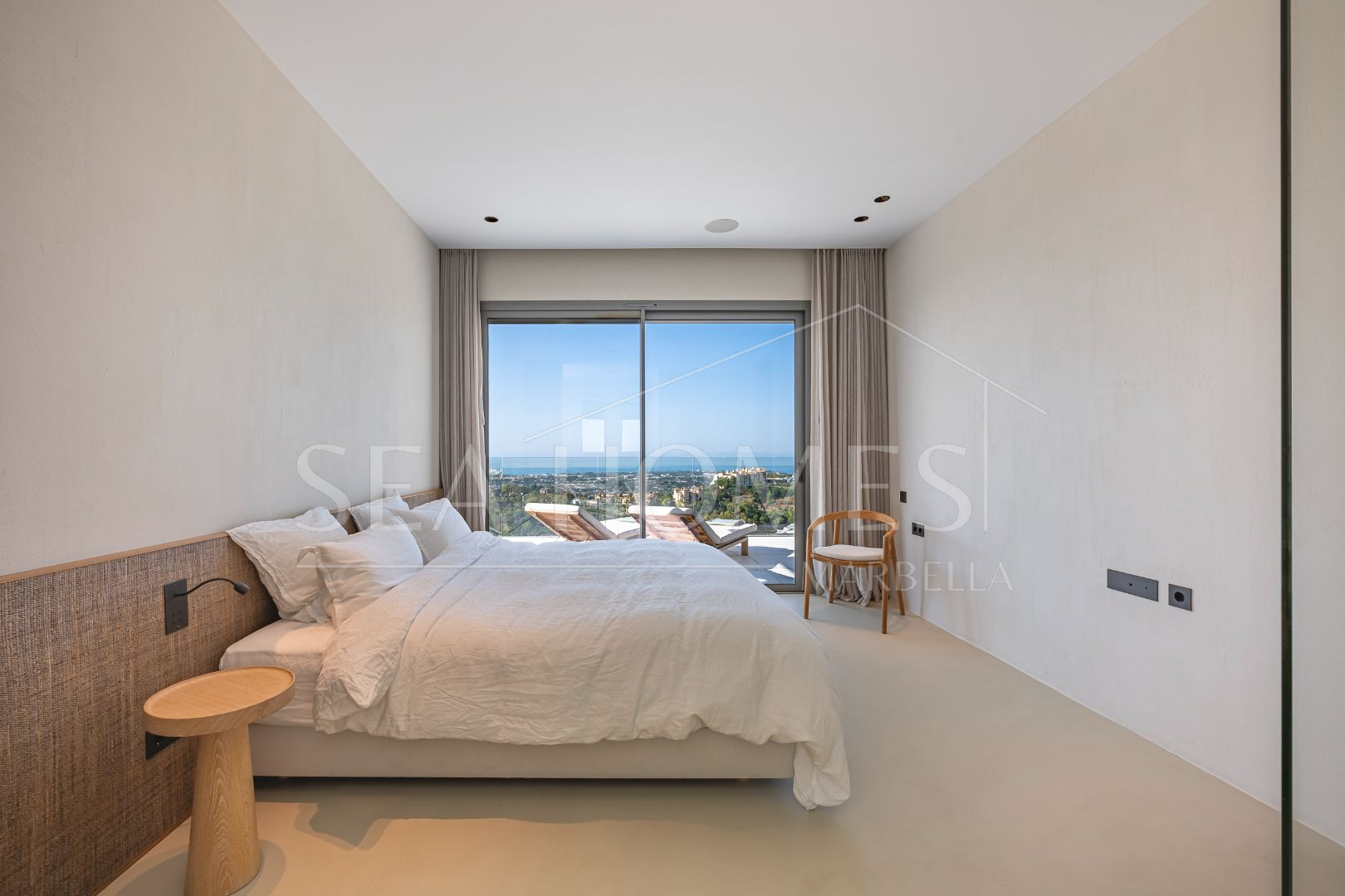 Stunning corner middle floor apartment with panoramic golf & sea views