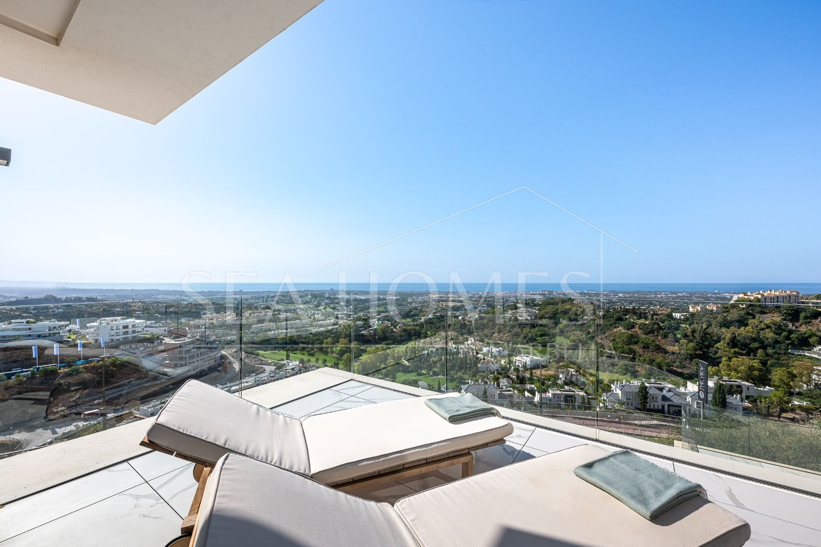 Stunning corner middle floor apartment with panoramic golf & sea views