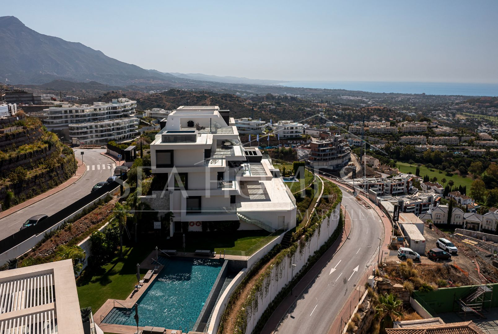 Stunning corner middle floor apartment with panoramic golf & sea views