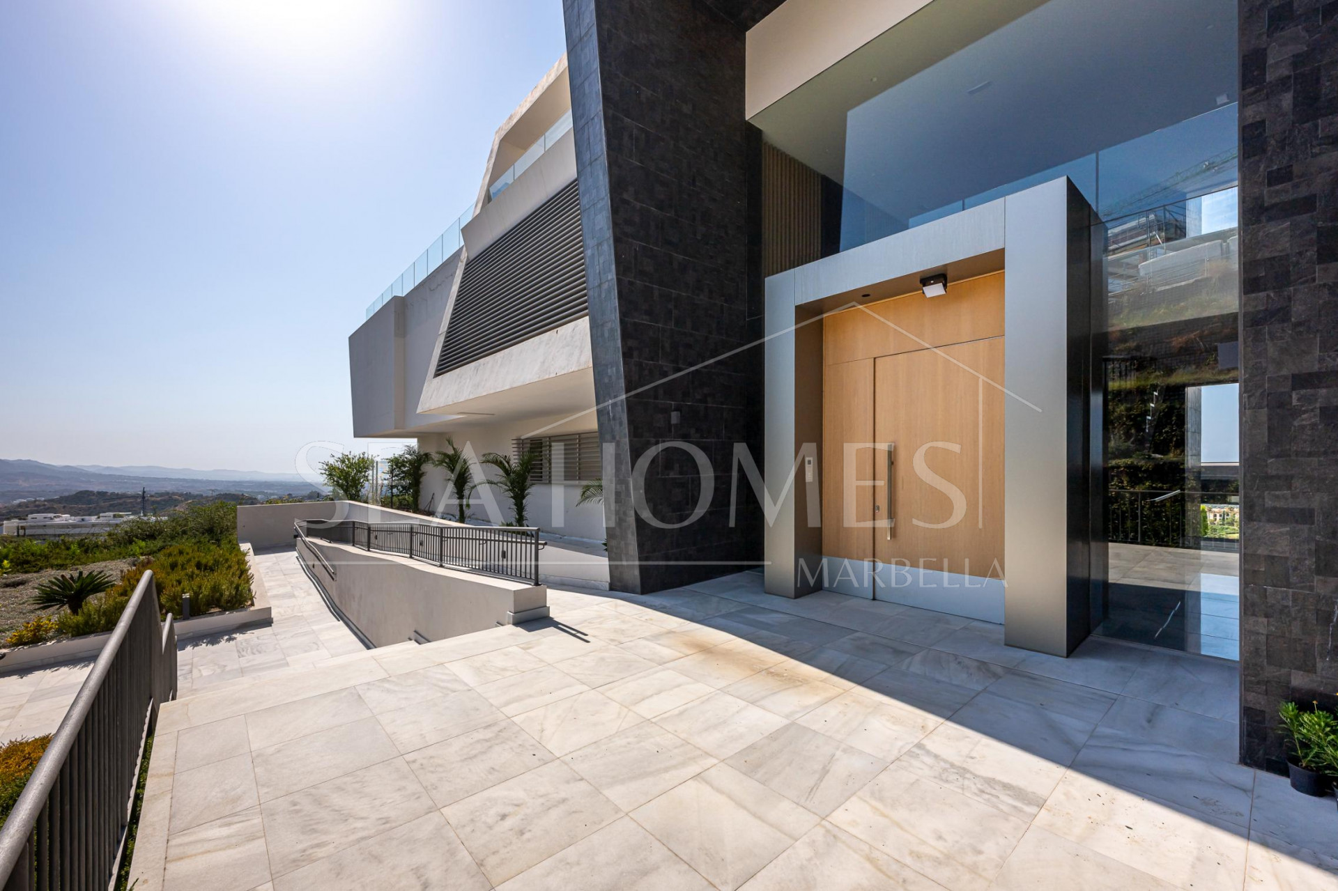 Stunning corner middle floor apartment with panoramic golf & sea views