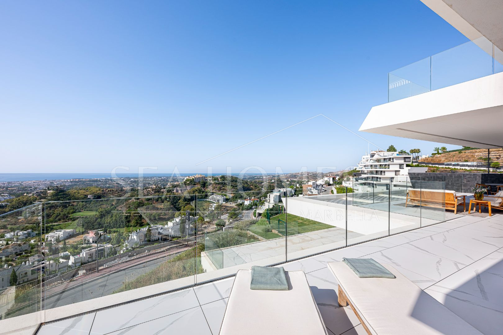 Stunning corner middle floor apartment with panoramic golf & sea views