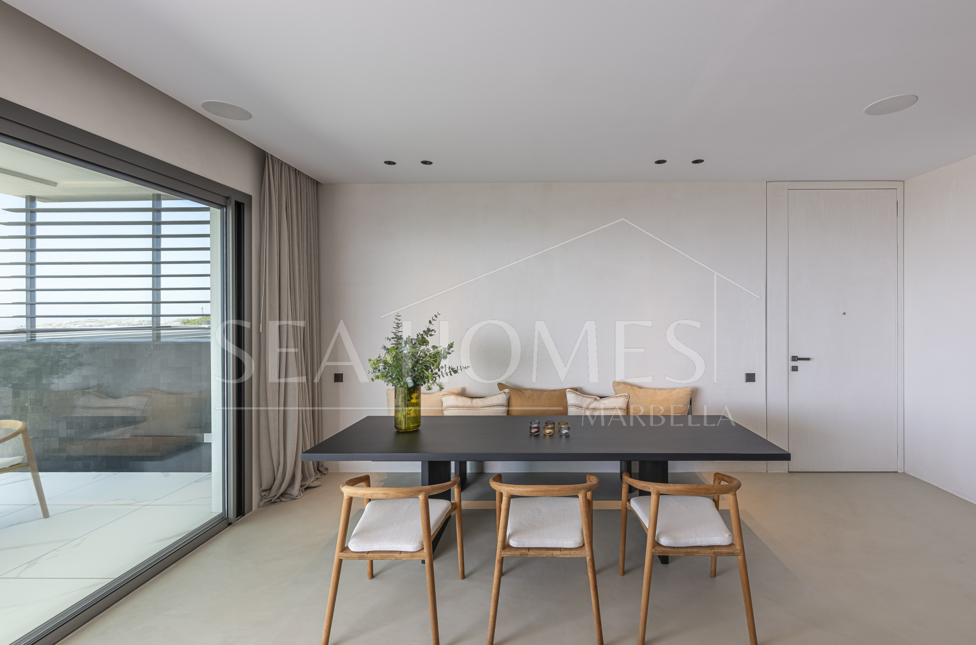 Stunning corner middle floor apartment with panoramic golf & sea views