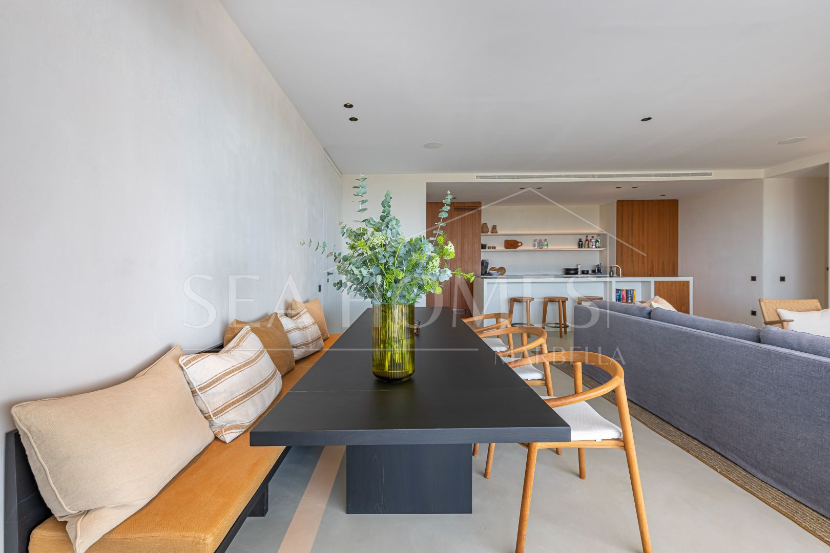 Stunning corner middle floor apartment with panoramic golf & sea views
