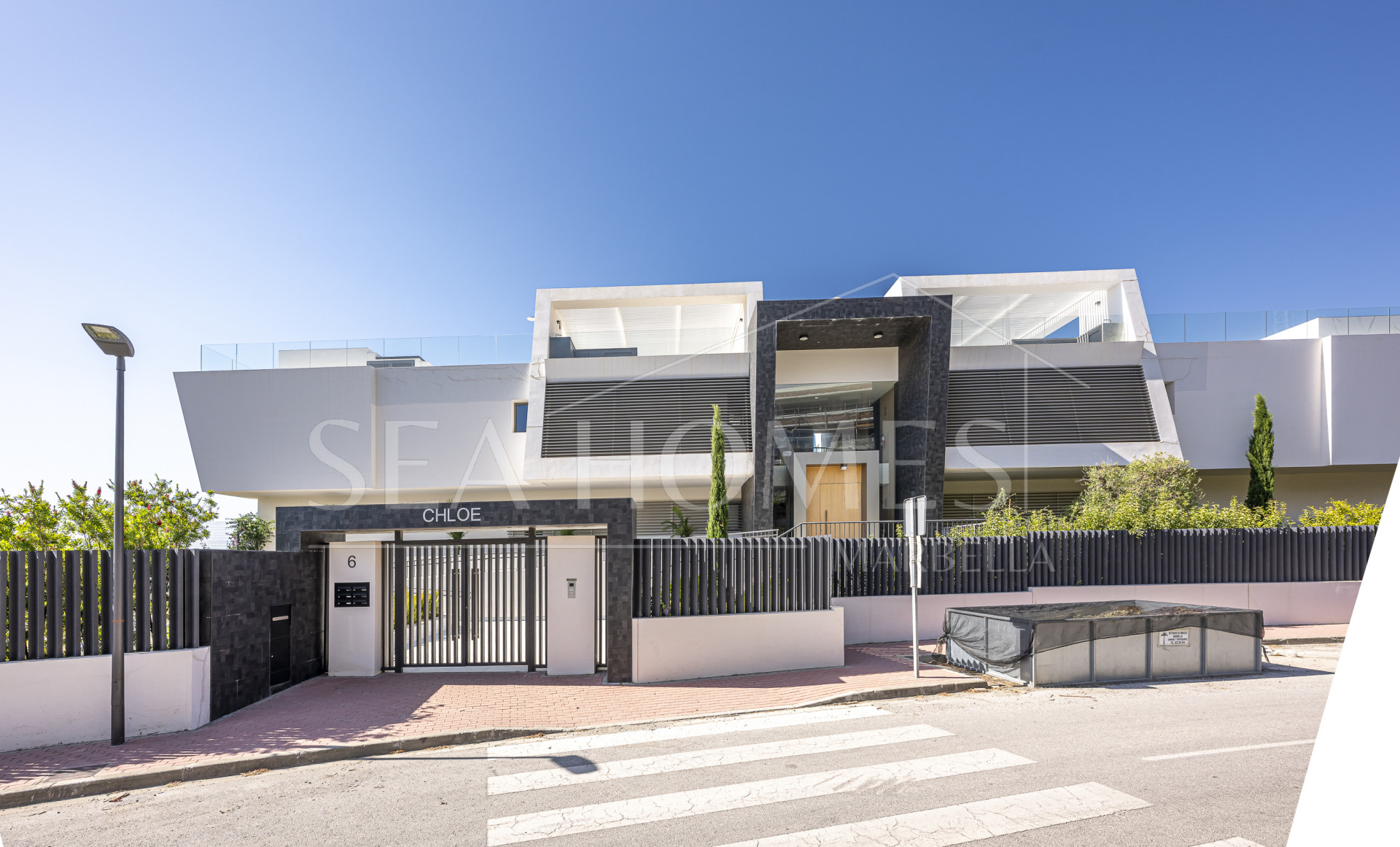 Stunning corner middle floor apartment with panoramic golf & sea views