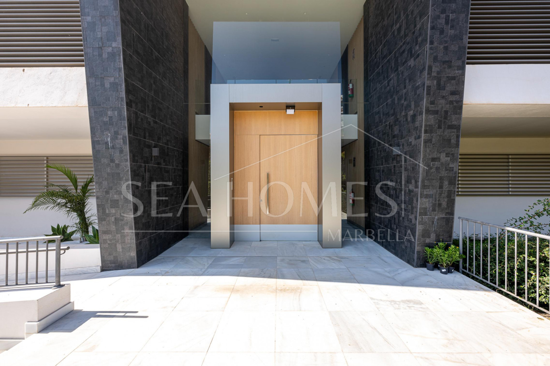 Stunning corner middle floor apartment with panoramic golf & sea views