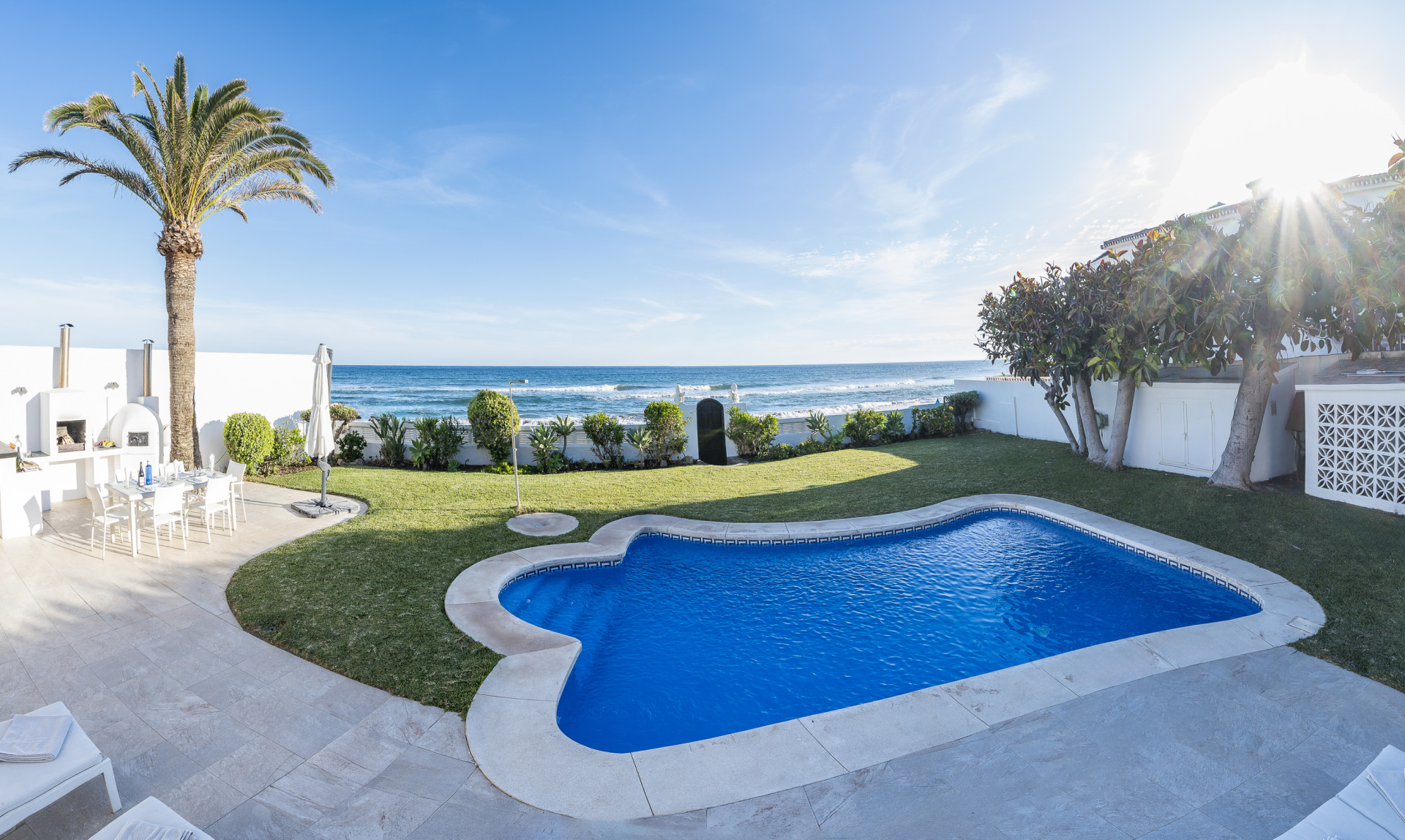 Excelente villa tranquila  en primera línea de playa en Vistamar Costabella Marbella