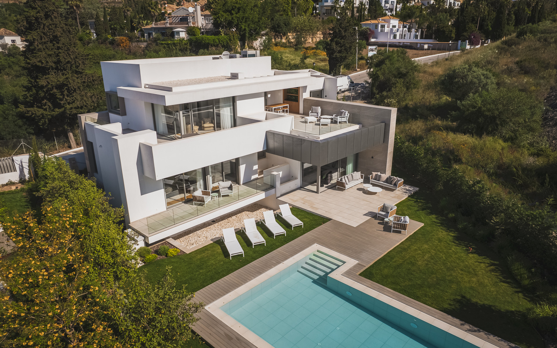 V2331-1 Luxury high-class villa for sale in El Paraiso - Estepona