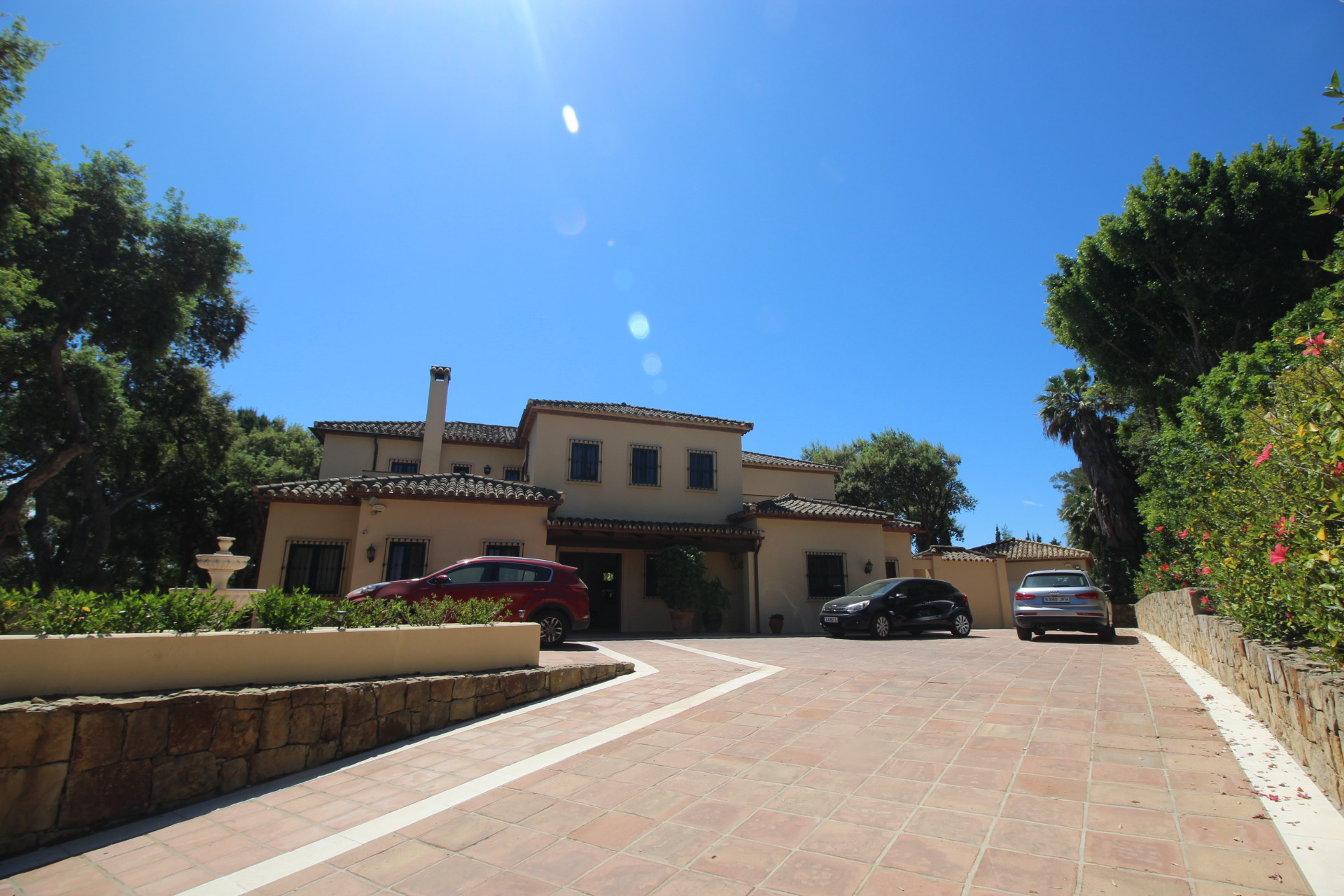 Beautiful detached villa, with many traditional Spanish features located in the prestigious development of Sotogrande.