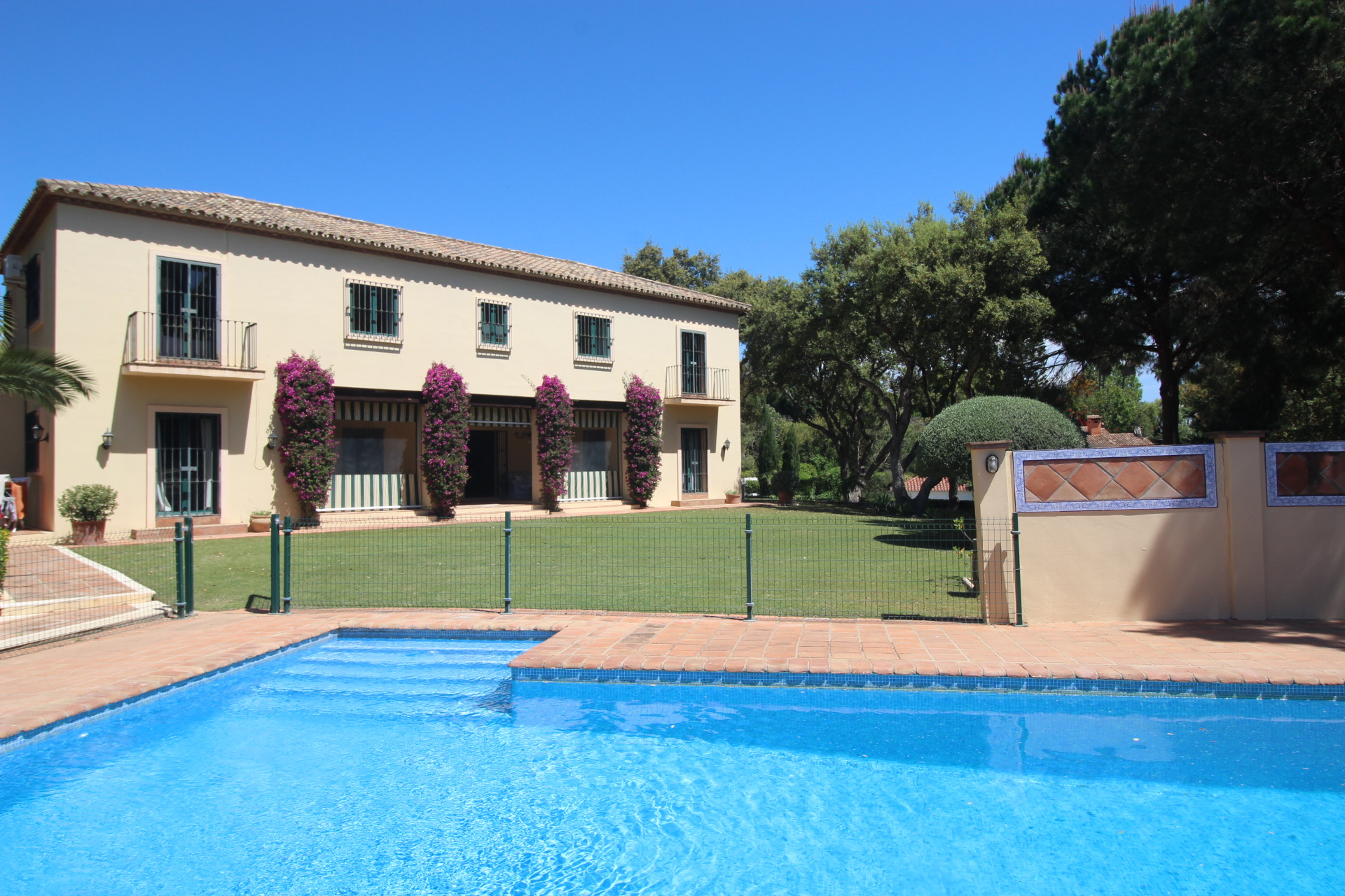 Hermosa villa independiente, con muchas características tradicionales españolas ubicada en Sotogrande.