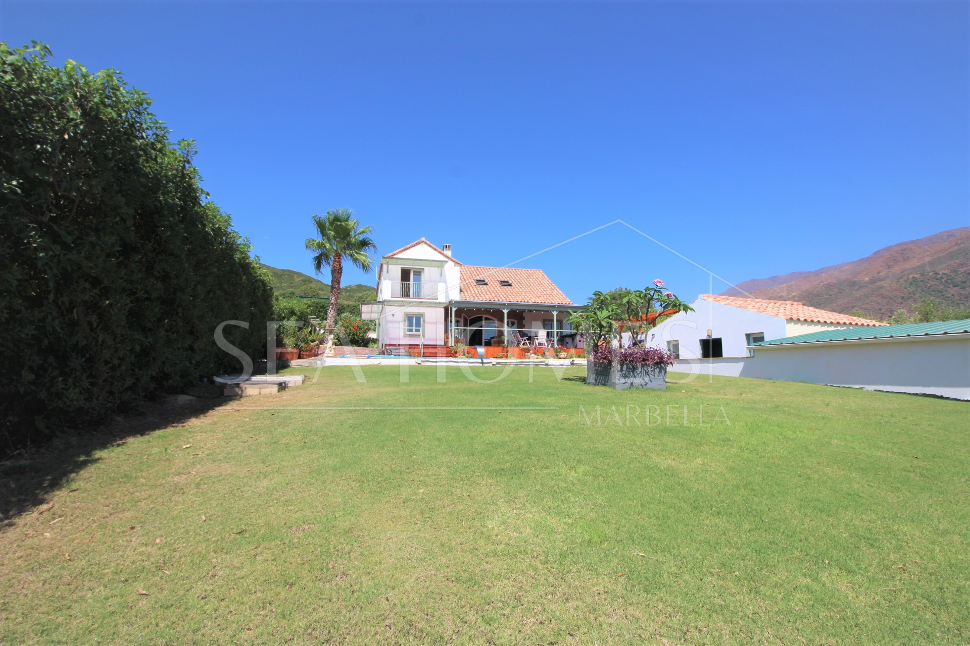Large private villa with pool and extensive plot for sale in Estepona