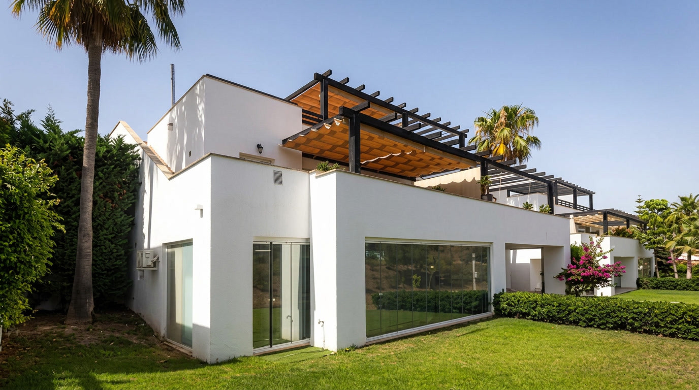 Casa adosada de tres dormitorios con vistas al mar, despacho privado y jacuzzi en la azotea, en Santa Clara Golf, Marbella