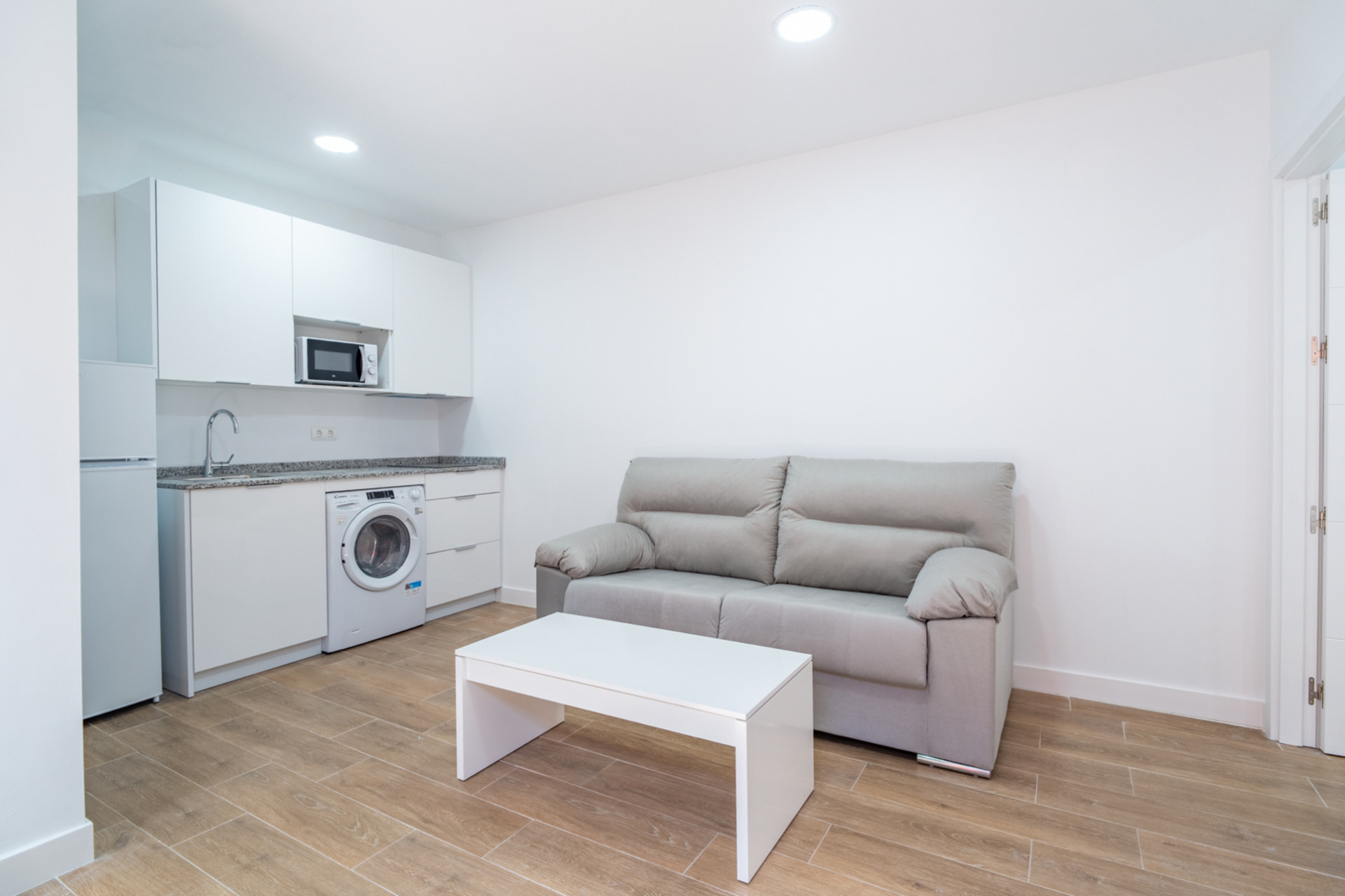 We present you this cozy apartment completely brand new, located in an authentic house kills in El Palo, one of the most soulful neighborhoods in Malaga, where life is enjoyed just a few steps from the sea.