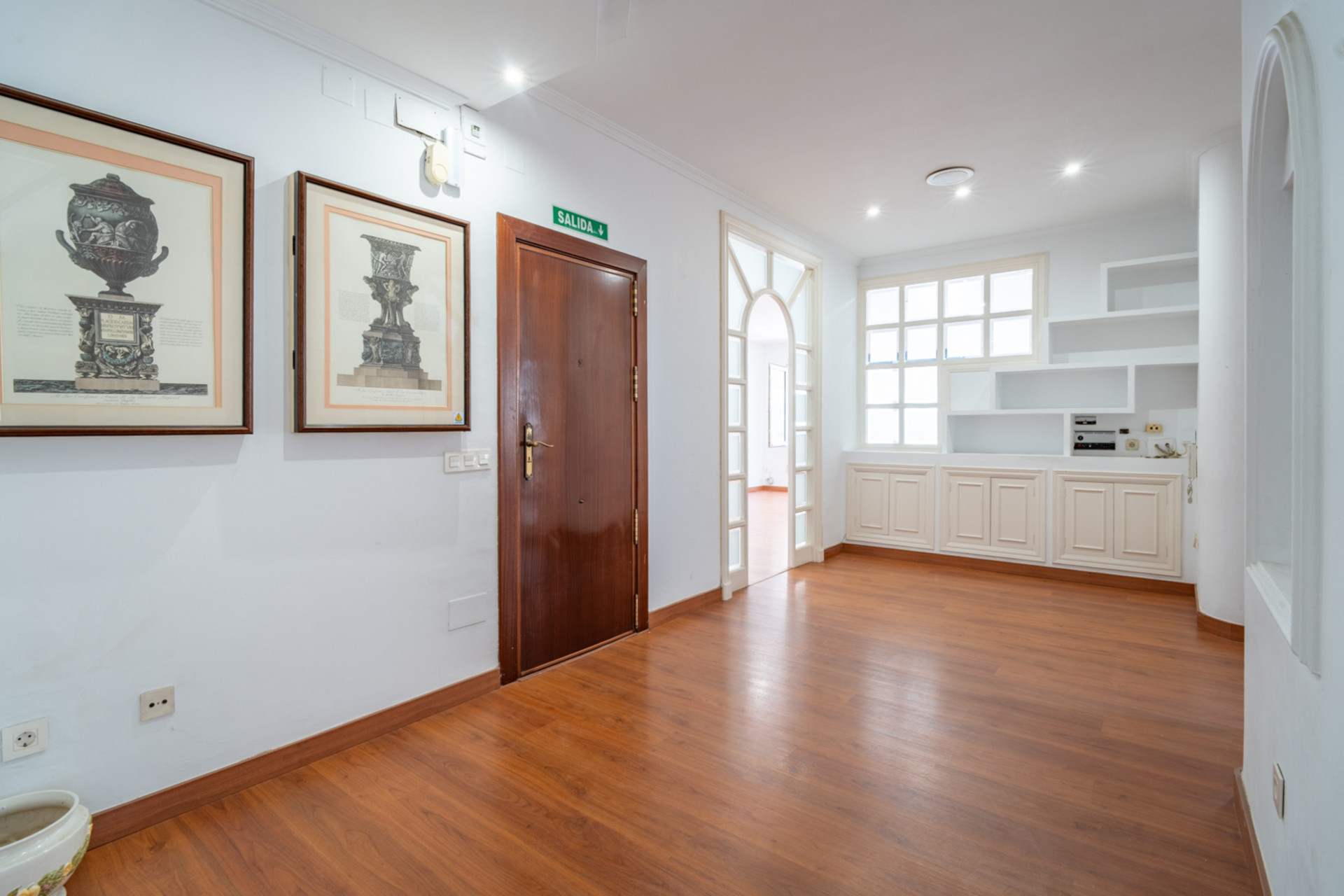 Rental office in La Malagueta, located in one of the most exclusive and demanded areas of Malaga, ideal for companies, professional offices or any activity that seeks breadth, comfort and excellent location. — photo 4