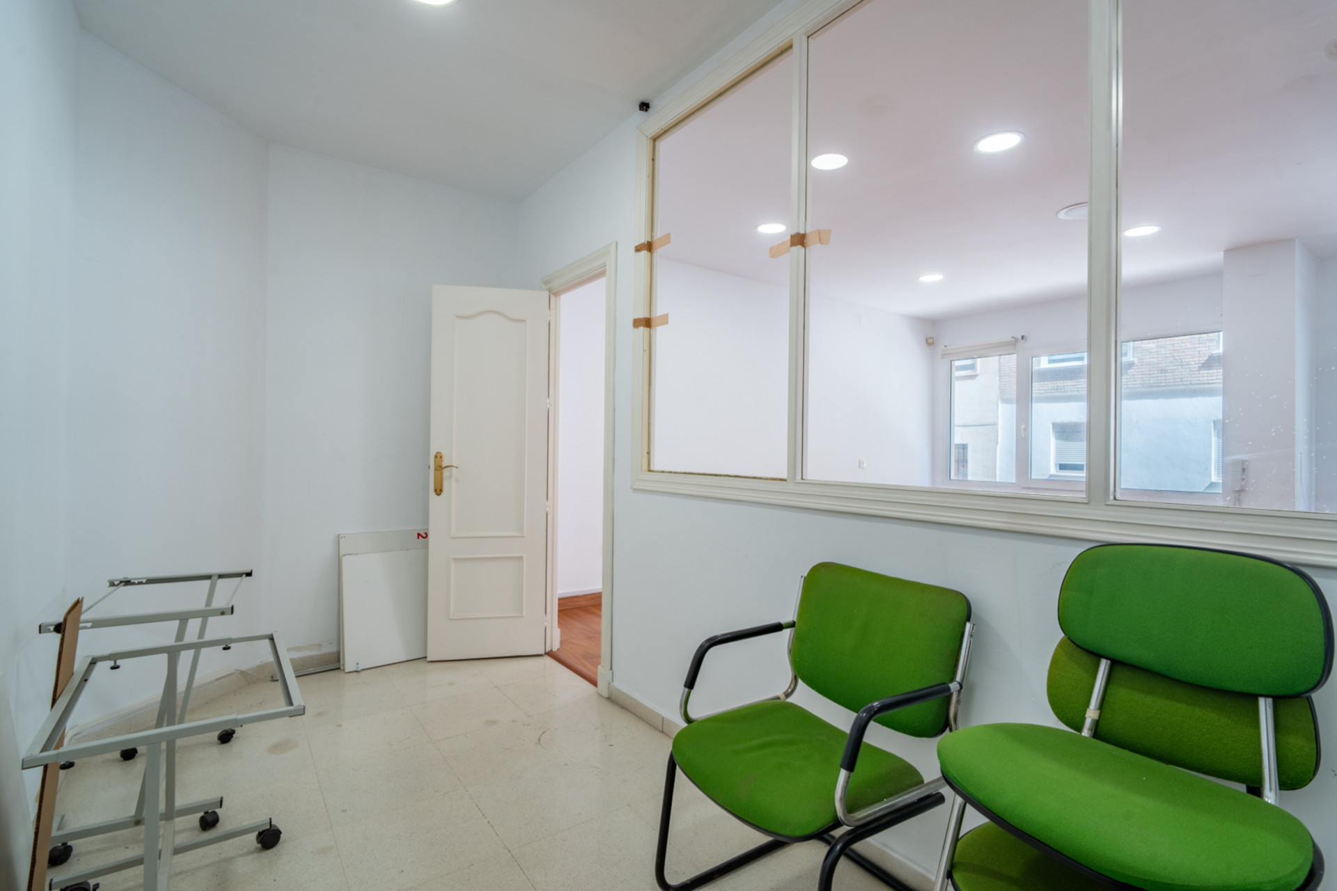 Rental office in La Malagueta, located in one of the most exclusive and demanded areas of Malaga, ideal for companies, professional offices or any activity that seeks breadth, comfort and excellent location. — photo 8