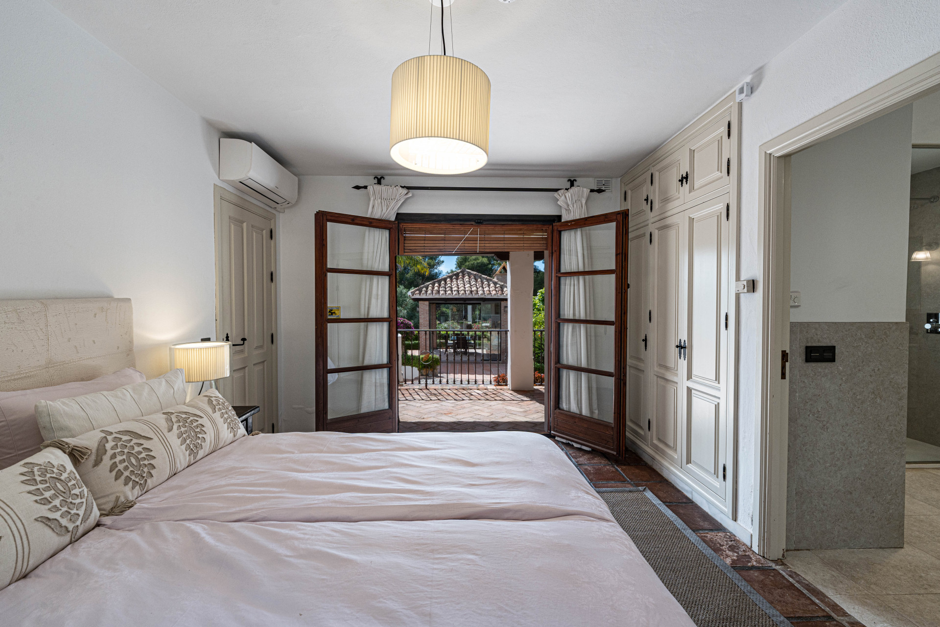 Elegant Andalusian Home with Golf Views in El Paraíso — photo 12