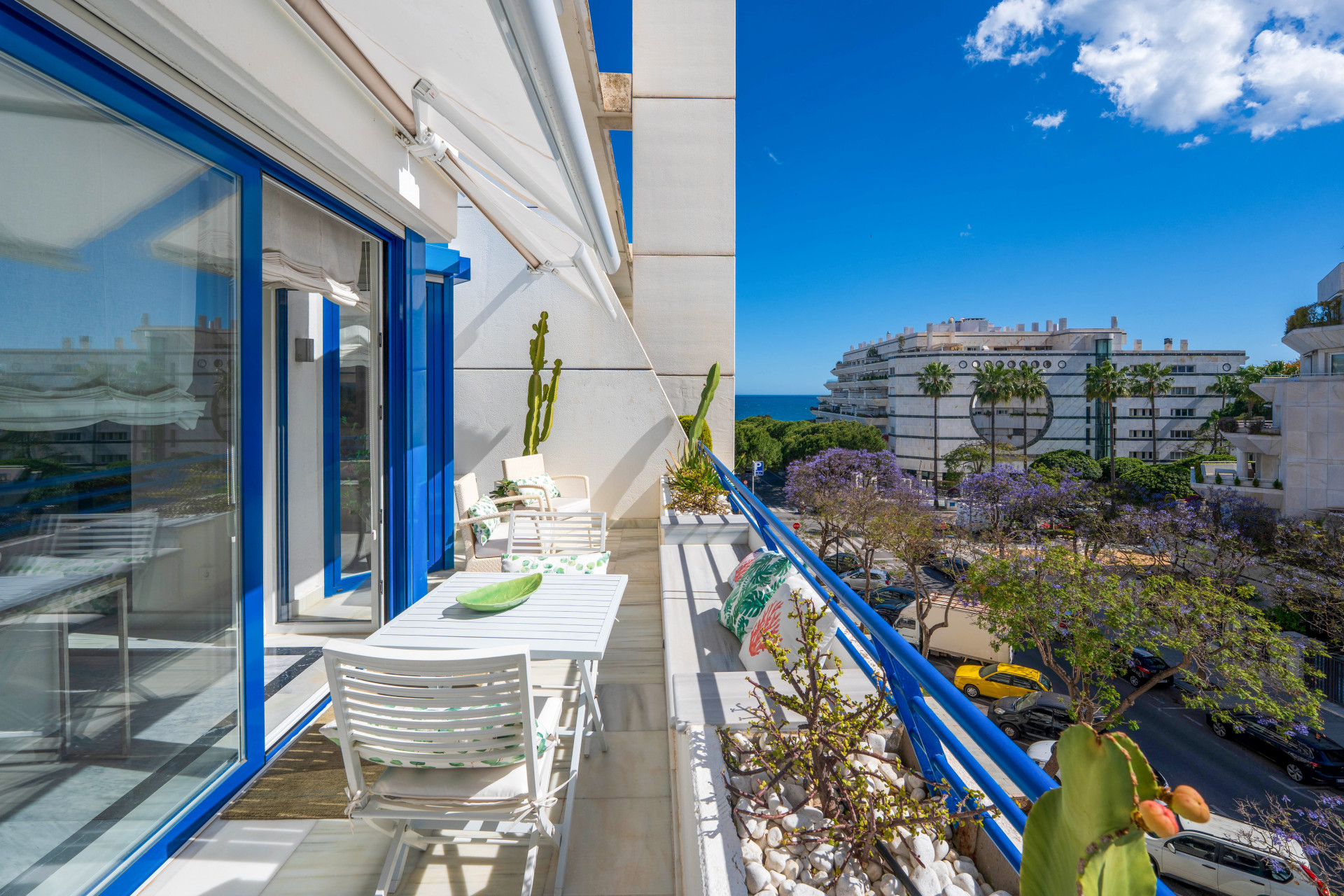 Elegant Beachside Penthouse, Fully Renovated, in the Heart of Marbella second line beach — photo 11