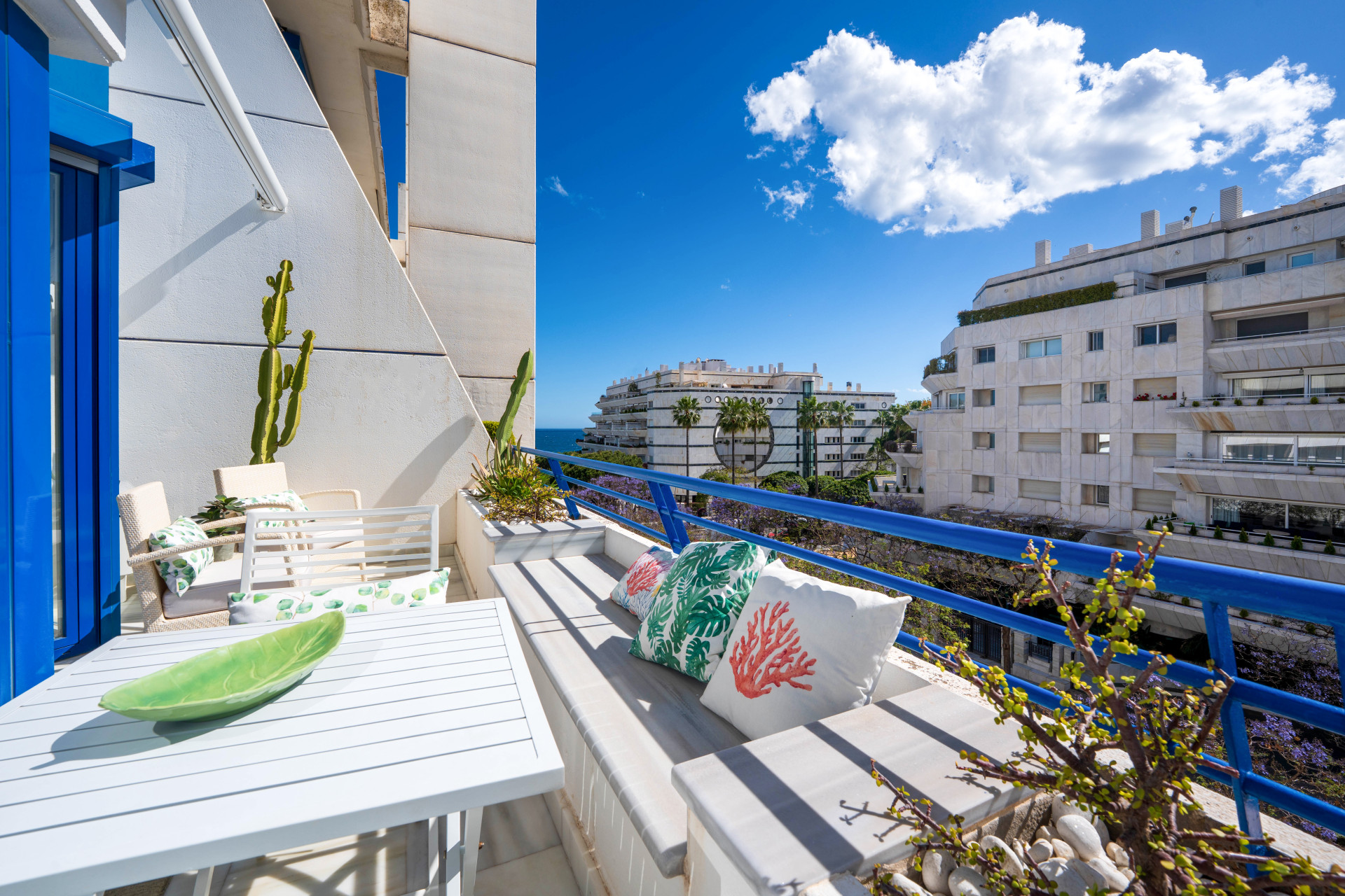 Elegant Beachside Penthouse, Fully Renovated, in the Heart of Marbella second line beach — photo 10