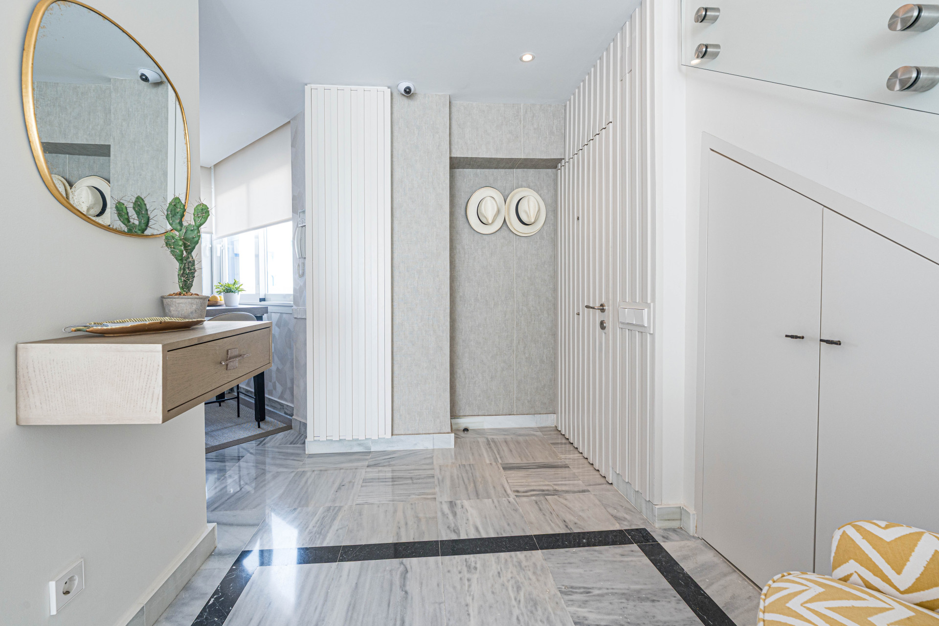 Elegant Beachside Penthouse, Fully Renovated, in the Heart of Marbella second line beach — photo 9