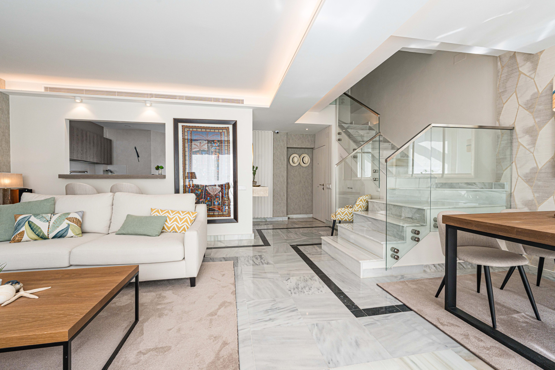 Elegant Beachside Penthouse, Fully Renovated, in the Heart of Marbella second line beach — photo 4
